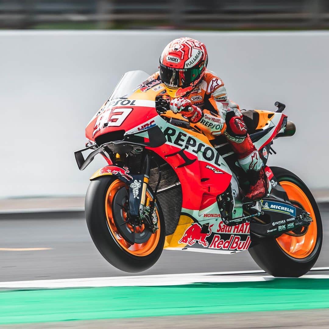 レプソル・ホンダのインスタグラム：「A simple and pure #WheelieWednesday on the gas ✊💨」
