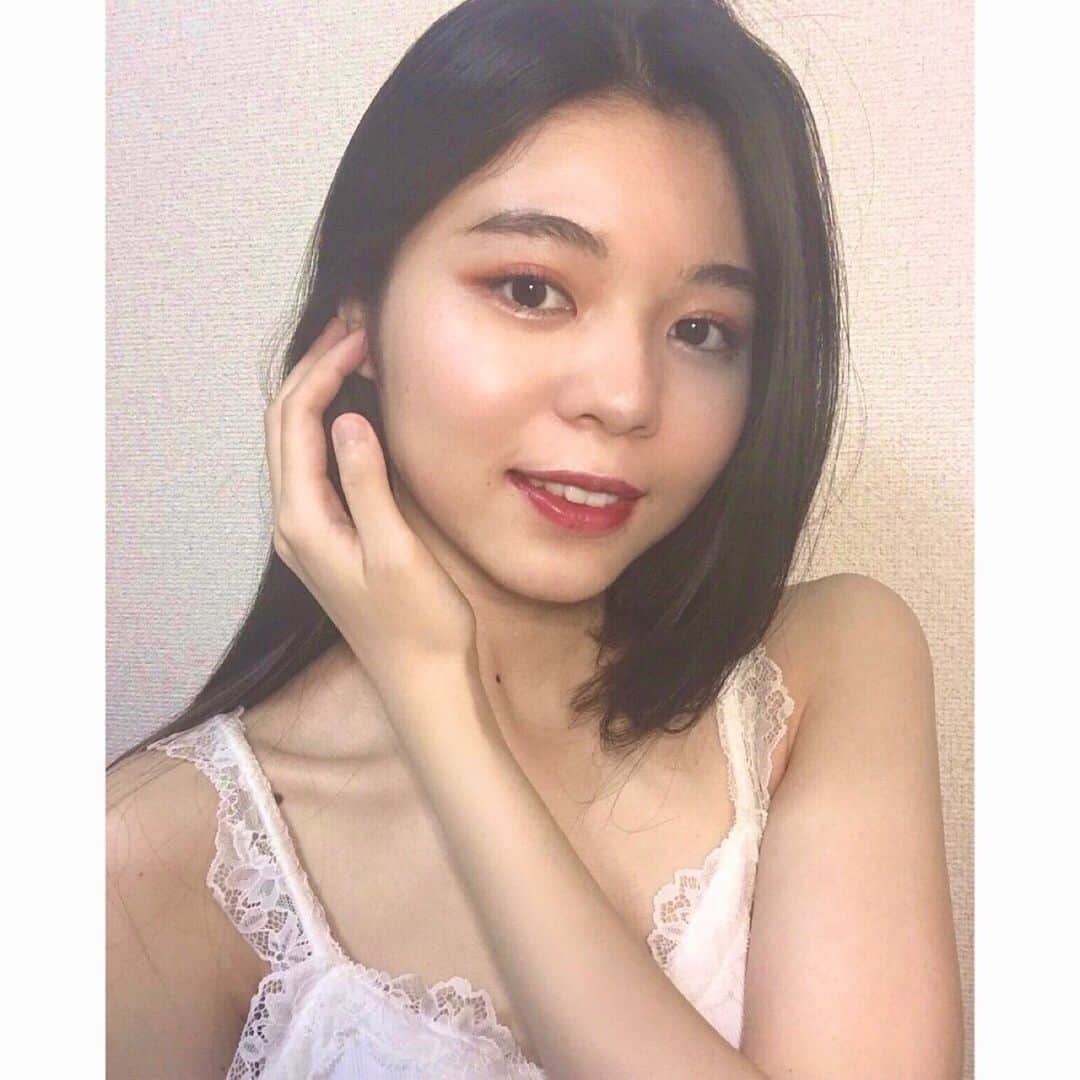 砂川涼音のインスタグラム：「今日は夏だね☀️ . ２月くらいに春物の服を買ったんだけど 春を満喫する前にもう夏が来ちゃいそう笑 . 私はまだ家にいる事が多いけど 日差しが強くなるから 外に出る人はコロナもだけど熱中症にも気をつけてね こまめに水分補給🧊」