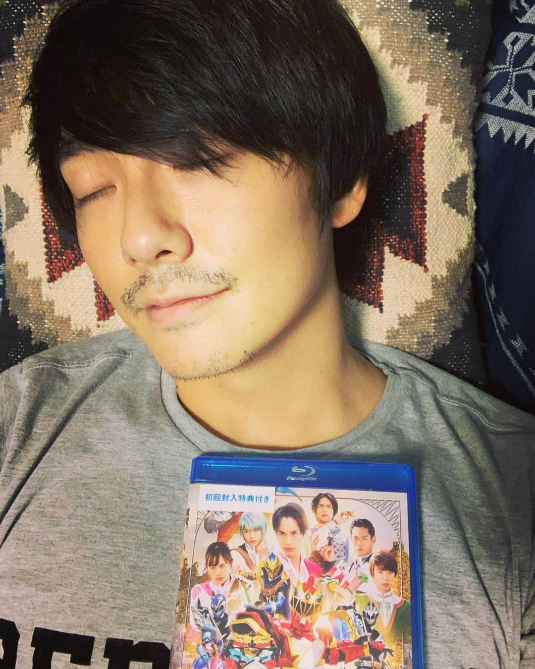 長田成哉のインスタグラム：「おやすみなさい。 #リュウソウ族」