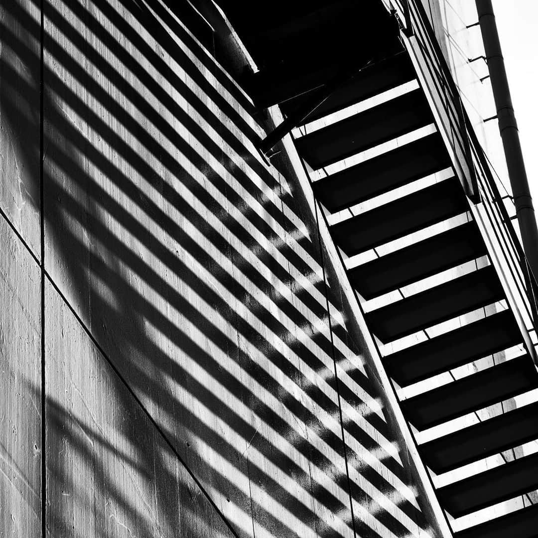 naotakeのインスタグラム：「非常階段 - A fire escape / X-T2 & Snapseed, 20200604 . . 使われずに済むのがいちばん。 . . #spicollective #royalsnappingartists #infamous_family #rsa_main #infinity_photo_cult #2_fineart #jp_gallery_member #jp_gallery_bnw #trb_bnw #wp_bnw  #bnw_life #bnwlife_member #bnw_life_shots #bnw_captures #world_bnw #top_bnw #team_jp_ #team_jp_モノクロ #ig_energy_bw #ig_nihon #streetphotographybnw #igersjp #blackandwhite #bnw #bnwphoto #monochrome #bw #bnwphotography #今日もx日和 #fujifilm」