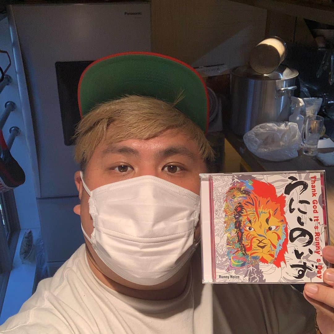 のインスタグラム：「先日Runny Noizeのvoの洲崎さんが 7月1日発売のNew 3rd ALBUM 「Thank God It's Runny's Day」 持ってきてくれました！ 1曲目の 『Cut Cheese Cut Cheese』には 僕も参加させて頂いてます！ 1曲目からめちゃくちゃぶち上がれますよ！ ライブ復活したら一緒にステージで歌わせてちょうだいね🎤🎸」