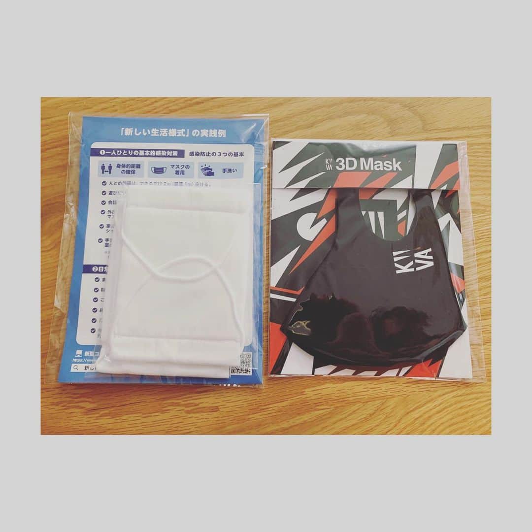 平中克幸のインスタグラム：「. 本日、我が家にもアベノマスクが2つも届きました！ . . 有難う御座います😊 . . 個人的に右のアベノマスクの方が好きです。 . . #kiiva  #kiiva3dmask #阿部翼」