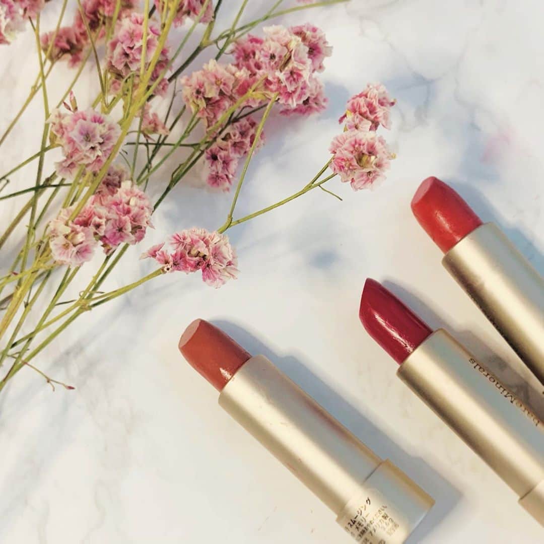 乙黒えりのインスタグラム：「@bareminerals_jp のリップが届きました。 Memoryっていうカラーがしっくり💄 今日はお仕事だったのでフルメイクです。湿気で髪が...☁️ とりあえず、帰ってきて急いで夕飯💦 分散登校&アラートで今後どうなっちゃんだろう〜 毎日ママの頭はぐちゃぐちゃ〜 臨機応変に対応しないとね！」