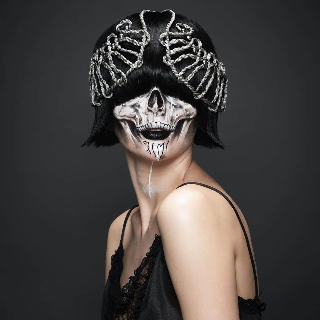 Amazing JIROさんのインスタグラム写真 - (Amazing JIROInstagram)「I created this artwork inspired by my favorite JUSTIN DAVIS ”Gipsy skull ring”! ． Face paint : #amazing_jiro Model : YULIA SHUR @s_h_u_r Hair : Ken (UR DELTA) @ken.ur.delta  Photo : Youhei Kodama @kodamax_photo  Studio : KAMEIDO STUDIO @kameidostudio.tokyo Inspired by JUSTIN DAVIS @justindavisofficial https://jd-jewels.com/ ． #justindavis #jimmyhendrix #facepaint #bodypaint #bodypainting #makeup #skull #skullring #skullart #skeleton #art #darkbeauty #darkaesthetic #goth #gothic #black #ring #ジャスティンデイビス #フェイスペイント #ボディペイント #メイク #スカル #アート #ブラック #シルバーアクセサリー #リング」6月3日 19時32分 - amazing_jiro