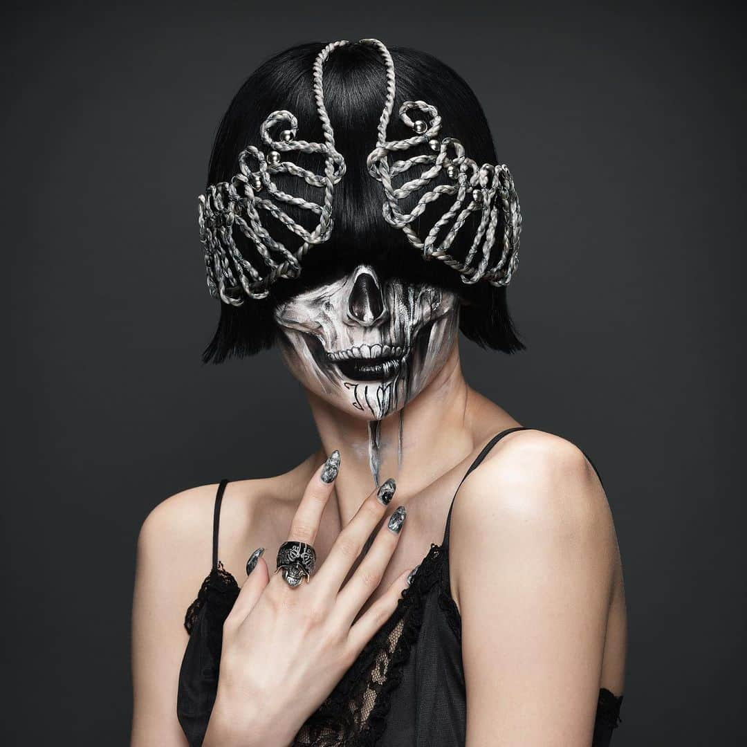 Amazing JIROさんのインスタグラム写真 - (Amazing JIROInstagram)「I created this artwork inspired by my favorite JUSTIN DAVIS ”Gipsy skull ring”! ． Face paint : #amazing_jiro Model : YULIA SHUR @s_h_u_r Hair : Ken (UR DELTA) @ken.ur.delta  Photo : Youhei Kodama @kodamax_photo  Studio : KAMEIDO STUDIO @kameidostudio.tokyo Inspired by JUSTIN DAVIS @justindavisofficial https://jd-jewels.com/ ． #justindavis #jimmyhendrix #facepaint #bodypaint #bodypainting #makeup #skull #skullring #skullart #skeleton #art #darkbeauty #darkaesthetic #goth #gothic #black #ring #ジャスティンデイビス #フェイスペイント #ボディペイント #メイク #スカル #アート #ブラック #シルバーアクセサリー #リング」6月3日 19時32分 - amazing_jiro