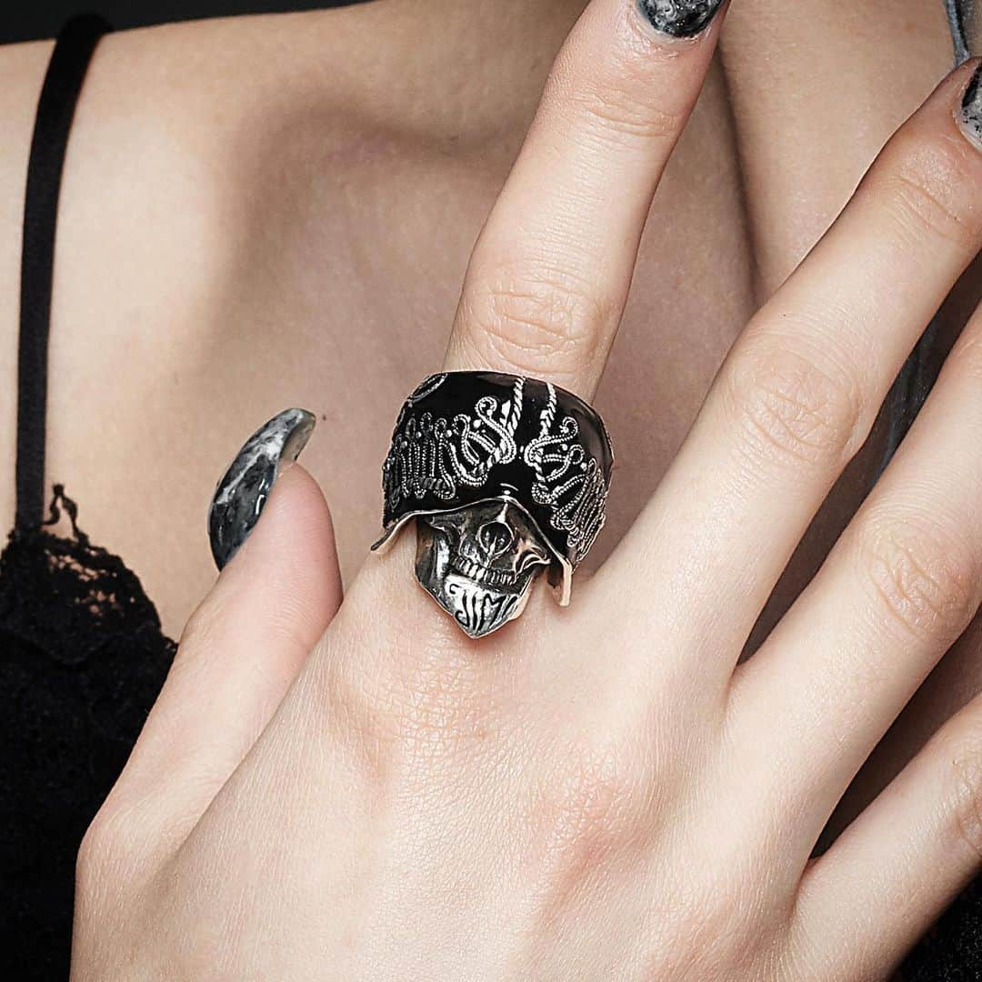 Amazing JIROさんのインスタグラム写真 - (Amazing JIROInstagram)「I created this artwork inspired by my favorite JUSTIN DAVIS ”Gipsy skull ring”! ． Face paint : #amazing_jiro Model : YULIA SHUR @s_h_u_r Hair : Ken (UR DELTA) @ken.ur.delta  Photo : Youhei Kodama @kodamax_photo  Studio : KAMEIDO STUDIO @kameidostudio.tokyo Inspired by JUSTIN DAVIS @justindavisofficial https://jd-jewels.com/ ． #justindavis #jimmyhendrix #facepaint #bodypaint #bodypainting #makeup #skull #skullring #skullart #skeleton #art #darkbeauty #darkaesthetic #goth #gothic #black #ring #ジャスティンデイビス #フェイスペイント #ボディペイント #メイク #スカル #アート #ブラック #シルバーアクセサリー #リング」6月3日 19時32分 - amazing_jiro