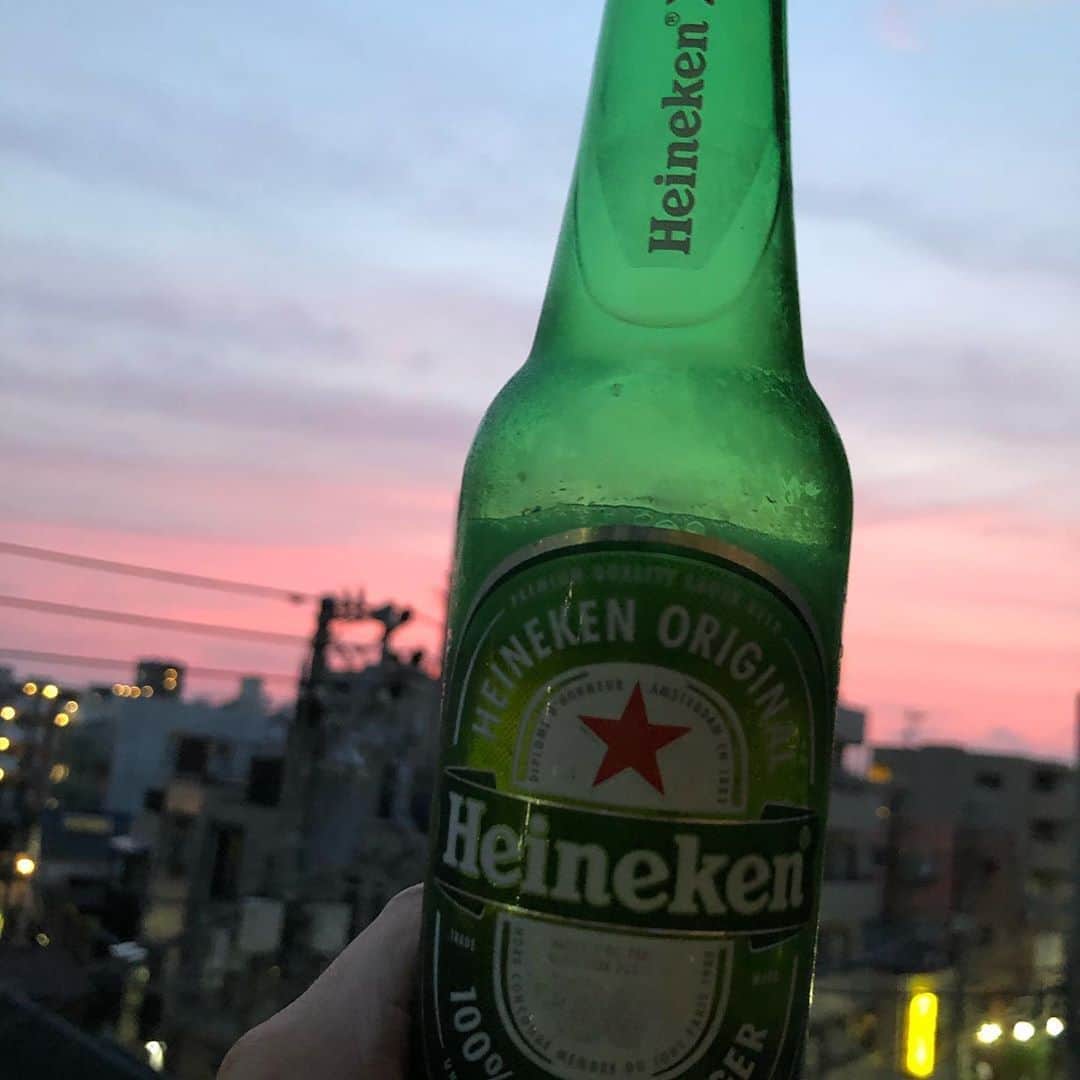 シーサーのインスタグラム：「・ ・ ベランダでプシュッとしてたら いい焼け具合になってきたなぁ〜 キモチイシーズンになってきましたな！ ・ 毎日ぷーぷー吹いてるから 楽器の調子はすこぶる良いし 運動してるから 体調もすこぶる良い◎ ・ けどライブもないし、いくら調子良くたって、 みんなに会えないのがやっぱり1番サビシイ。 ・ そろそろ夏ですね。 ピス！  #夕暮れ #プシュッ #お酒様 #パーティーしてえなぁ #乾杯してぇなぁ #夏がくるーきっと夏がくるー  #heyみんな元気かい  #heyみんなどうしてる」