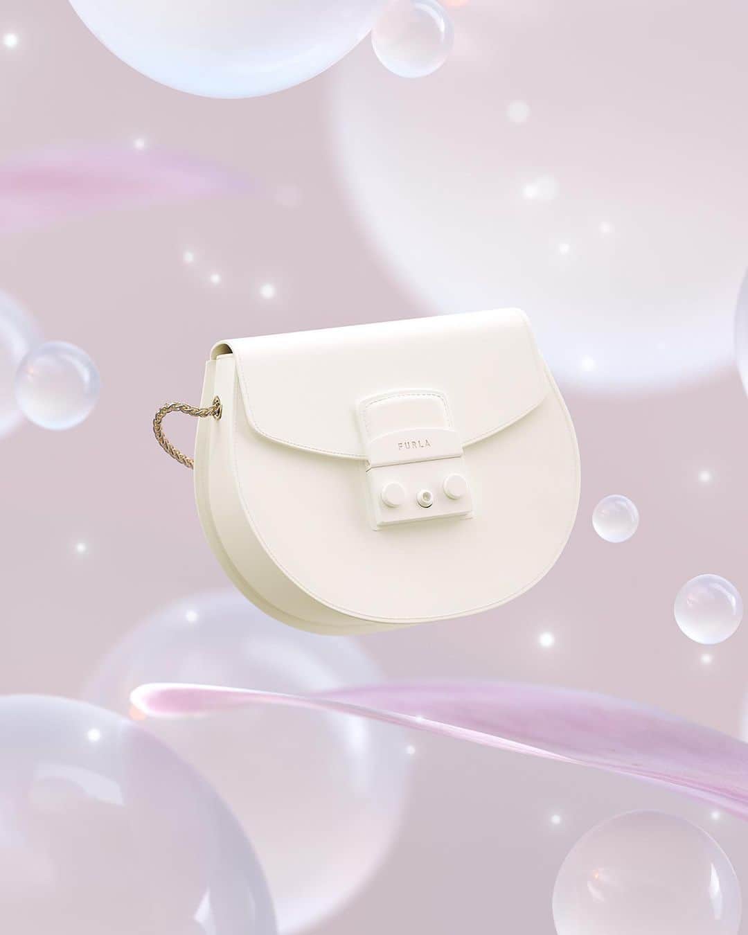 フルラのインスタグラム：「The new Furla Metropolis, sparkling with a gold chain shoulder strap and flawless shape, is here. Shining in white, this is just the first of a new colorway collection. Stay curious.  #furlametropolis #dreammetropolis #thefurlasociety #furlafeeling #newcollection #furla #accessories #fashion」
