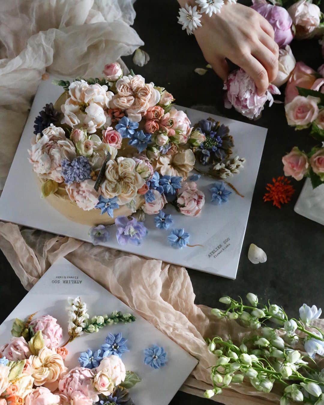 청담 수케이크 (atelier soo)さんのインスタグラム写真 - (청담 수케이크 (atelier soo)Instagram)「ㅡ Advanced 3. soo class ⚜️ Wedding concept  오늘의아름다움.기억해놓아야지.내게도심화반은힐링수업 잔잔히채워지는시간 🤍 맛있는당근케이크와함께했어요 😊 ㅡ #flower #cake #flowercake #partycake #birthday #bouquet #buttercream #baking #wilton #weddingcake ㅡ www.soocake.com vkscl_energy@naver.com」6月3日 19時29分 - soocake_ully
