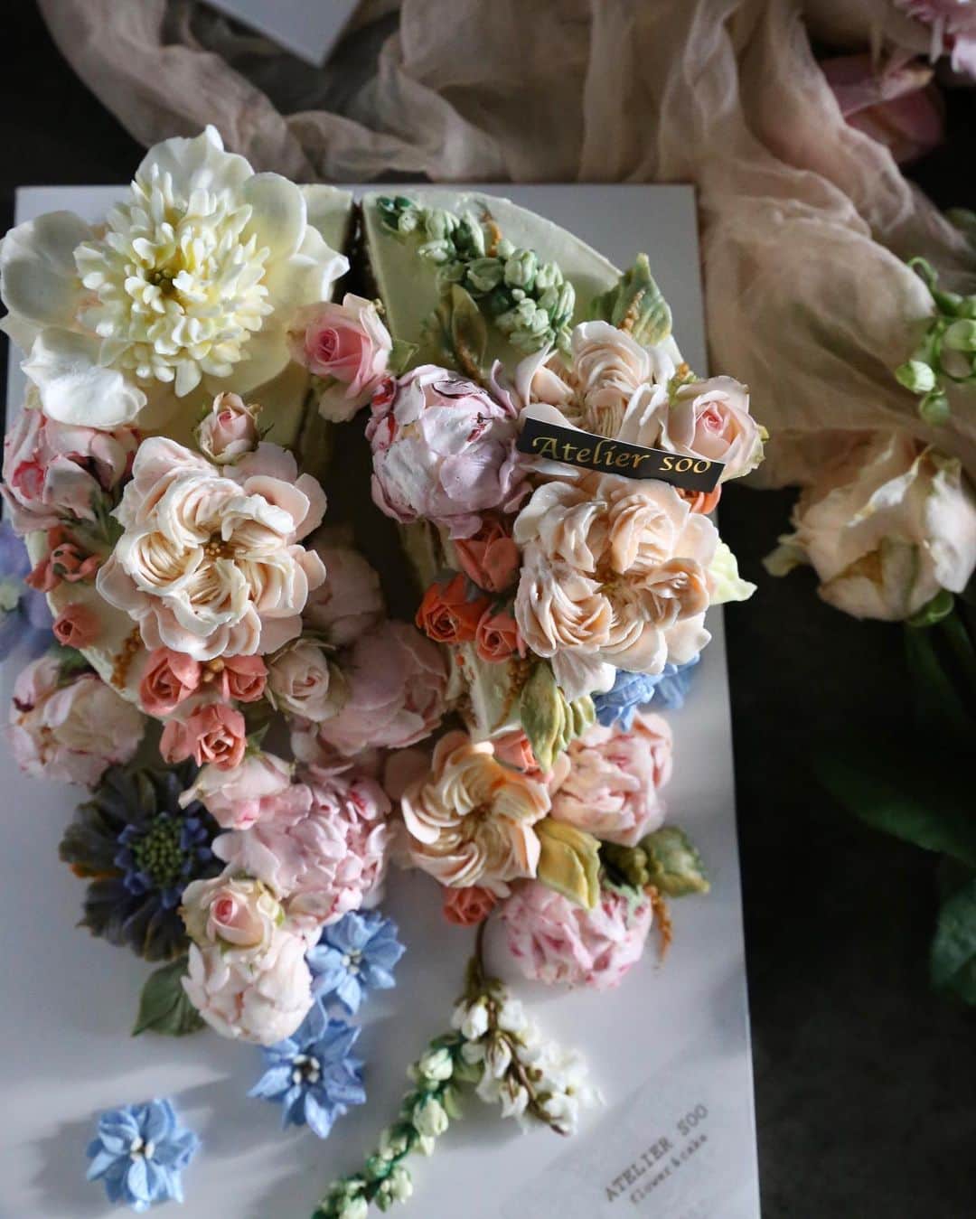 청담 수케이크 (atelier soo)さんのインスタグラム写真 - (청담 수케이크 (atelier soo)Instagram)「ㅡ Advanced 3. soo class ⚜️ Wedding concept  오늘의아름다움.기억해놓아야지.내게도심화반은힐링수업 잔잔히채워지는시간 🤍 맛있는당근케이크와함께했어요 😊 ㅡ #flower #cake #flowercake #partycake #birthday #bouquet #buttercream #baking #wilton #weddingcake ㅡ www.soocake.com vkscl_energy@naver.com」6月3日 19時29分 - soocake_ully