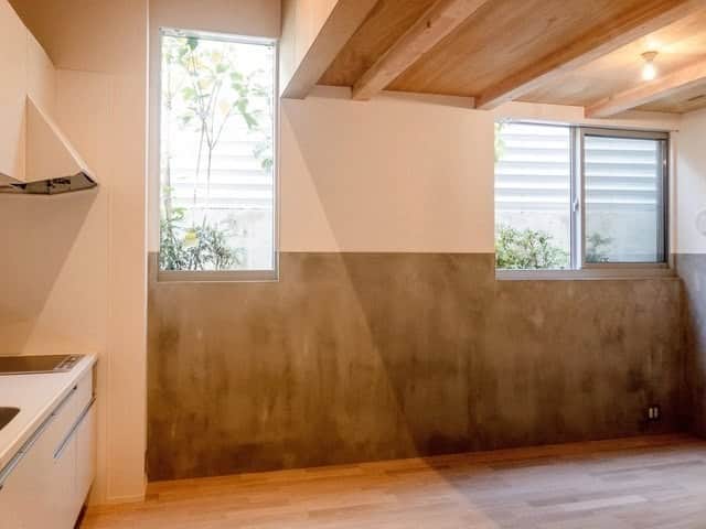 グッドルームさんのインスタグラム写真 - (グッドルームInstagram)「▼木の家を知る。  東京の街に住みながら、木の家を知る。  都市に暮らしながら、自然の豊かさを体感する。  まるで都会のコテージのようなお部屋です。 ＊二人入居が可能なお部屋です＊ ＊2019年11月に完成した新築デザイナーズです＊ ⁠ -------------------⁠ ⁠ 東京 #吉祥寺 1LDK 42.83㎡  扉を開くと二つの階段が伸びる メゾネットタイプ。  階段を降りたB1Fは、 コンクリートと木材が調和する コテージのような雰囲気がある空間。  広さは4人がけのダイニングテーブル、 ダブルサイズのソファを置くことができるほど。  フローリングには、 無垢材が大胆にあしらわれており ナチュラルな暮らしが想像できます。  1Fはシンプルな洋室。 寝室として活用することも、 作業スペースとしての利用も可能です。  南向きの窓からは穏やかな陽が射し、 バルコニーは無くても洗濯物が乾きそうです。  また1Fにはウォークインタイプのクローゼットが。 お洋服が好きなあなたもご安心を。  ライフスタイルに併せて、 お部屋の用途が変えられるのは メゾネットならではの楽しみですね。 ⁠ ・⁠ こちらの物件は実際に住めるお部屋です。詳細はストーリー、ハイライトにて！⁠ ・⁠ こだわりのお部屋探しは、@goodroom_jp から URLをチェック！⁣⁣⁣⁣⁣⁣⁣⁣⁣⠀⁣⠀⁠ ・⠀⁠ ※最新のお家賃につきましては、リンク先物件ページからご確認ください。⁠ ⁠・⁠ #goodroom #interiordesign #decoration #myhome #homedesign #interiordecor #urbanlife #apartment #tokyo⁠ #東京 #生活 #シンプルな暮らし #シンプルライフ #日々の暮らし #引っ越し #暮らしを整える #二人暮らし #物件探し #お部屋探し #お洒落な暮らし #理想の空間 #空間デザイン #間取り図 #賃貸⁠ #ウォークインクローゼット #メゾネット #新築 #デザイナーズ  #階段のある家」6月3日 19時30分 - goodroom_jp