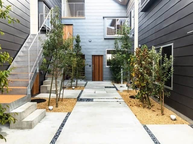 グッドルームさんのインスタグラム写真 - (グッドルームInstagram)「▼木の家を知る。  東京の街に住みながら、木の家を知る。  都市に暮らしながら、自然の豊かさを体感する。  まるで都会のコテージのようなお部屋です。 ＊二人入居が可能なお部屋です＊ ＊2019年11月に完成した新築デザイナーズです＊ ⁠ -------------------⁠ ⁠ 東京 #吉祥寺 1LDK 42.83㎡  扉を開くと二つの階段が伸びる メゾネットタイプ。  階段を降りたB1Fは、 コンクリートと木材が調和する コテージのような雰囲気がある空間。  広さは4人がけのダイニングテーブル、 ダブルサイズのソファを置くことができるほど。  フローリングには、 無垢材が大胆にあしらわれており ナチュラルな暮らしが想像できます。  1Fはシンプルな洋室。 寝室として活用することも、 作業スペースとしての利用も可能です。  南向きの窓からは穏やかな陽が射し、 バルコニーは無くても洗濯物が乾きそうです。  また1Fにはウォークインタイプのクローゼットが。 お洋服が好きなあなたもご安心を。  ライフスタイルに併せて、 お部屋の用途が変えられるのは メゾネットならではの楽しみですね。 ⁠ ・⁠ こちらの物件は実際に住めるお部屋です。詳細はストーリー、ハイライトにて！⁠ ・⁠ こだわりのお部屋探しは、@goodroom_jp から URLをチェック！⁣⁣⁣⁣⁣⁣⁣⁣⁣⠀⁣⠀⁠ ・⠀⁠ ※最新のお家賃につきましては、リンク先物件ページからご確認ください。⁠ ⁠・⁠ #goodroom #interiordesign #decoration #myhome #homedesign #interiordecor #urbanlife #apartment #tokyo⁠ #東京 #生活 #シンプルな暮らし #シンプルライフ #日々の暮らし #引っ越し #暮らしを整える #二人暮らし #物件探し #お部屋探し #お洒落な暮らし #理想の空間 #空間デザイン #間取り図 #賃貸⁠ #ウォークインクローゼット #メゾネット #新築 #デザイナーズ  #階段のある家」6月3日 19時30分 - goodroom_jp