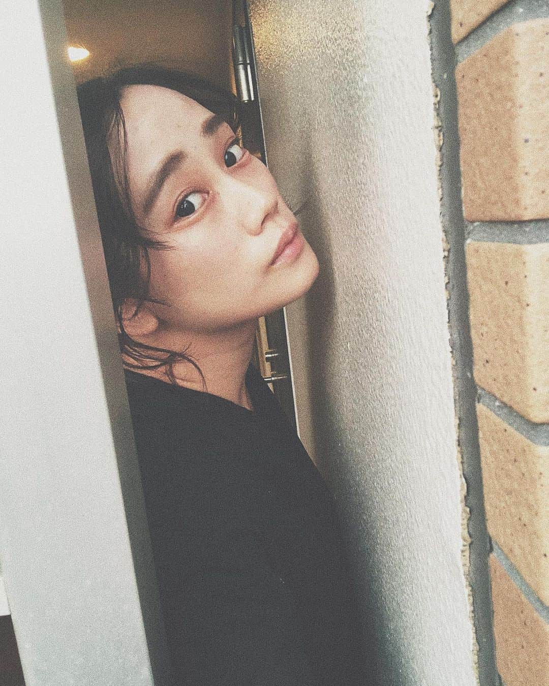 山内優花のインスタグラム：「.﻿ #はなうた　の投稿ばかりでしたが、﻿ 通常運転　に戻ります💐﻿ ﻿ 日々いろいろな問題が目の前に現れていて、﻿ そのどの問題にも、一方面からだけ見ていたら﻿ 分からない、隠れんぼの問題もまた共にあって、﻿ ﻿ 人類も、動物も、自然も、﻿ 地球全体が今、気づくべきことに﻿ 気づかされ始めているような、﻿ "考えよう"﻿ "あなたは何を想う？"﻿ って問われているような﻿ 気がする毎日です。﻿ ﻿ 何を断定するわけでもないですが、﻿ 私は私の意思・意志を大切に持って﻿ いようと思います。﻿ 発言するというのはとても勇敢で﻿ 大切なことだ﻿ だけれども、できなくてもいい﻿ ただ自分の心には向かってみる﻿  愛が、愛を生んで、 愛することで地球が繋がる未来を。」