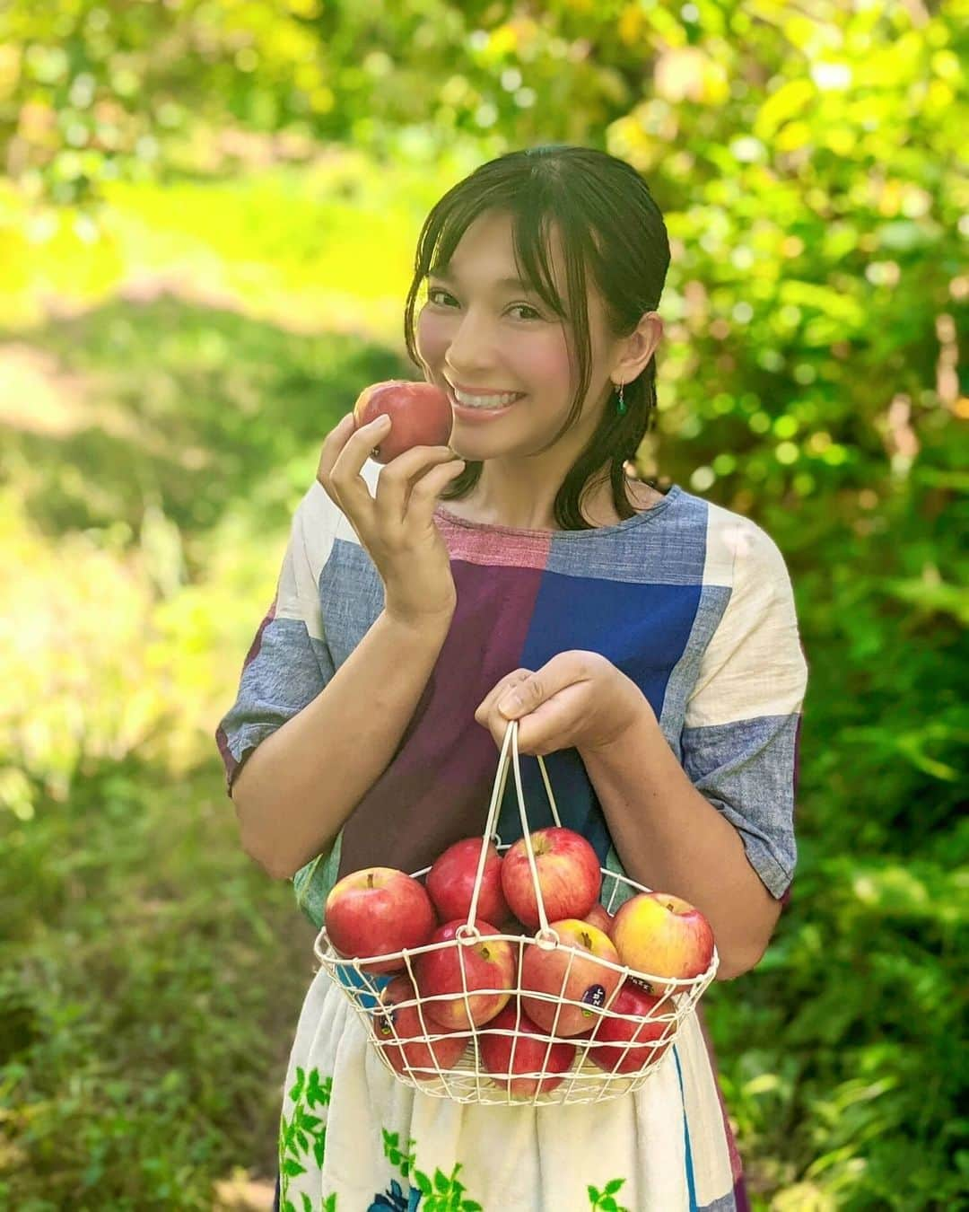 芳美リンさんのインスタグラム写真 - (芳美リンInstagram)「ニュージーランド産のりんご、﻿ 🍎ジャズりんご🍎﻿ ﻿ アニバーサリーキャンペーンに参加中😀﻿﻿ ﻿﻿ ジャズりんごが初めて日本に到着した 6 月28日は﻿ 🍎🍎ジャズりんごの日🍎🍎﻿﻿ ﻿﻿ 小ぶりで食べやすいサイズ♫﻿﻿ 爽やかな甘みと酸味のバランスが最高です。﻿﻿ ﻿ 皮ごと食べてok♫﻿ むしろ皮にも大事な栄養素が含まれています★﻿ ﻿﻿ ﻿﻿ たくさんいただいたので、家族やご近所さんにおすそ分けしました。﻿﻿ ﻿﻿ 母のピアノの先生が、﻿﻿ “去年もくれた美味しいやつだよね🍎”﻿﻿ って覚えててくれました♫﻿﻿ ﻿﻿ なんだか嬉しいなあ！😀﻿﻿ ﻿﻿ ちなみに、アカウント名の、﻿﻿ lynn.lynn5﻿﻿ ﻿﻿ のlynn5は、りんごから名付けました🍎﻿﻿ なんだかご縁を感じますね🍎🍎﻿﻿ ﻿﻿ とても美味しいので、ぜひ食べて見て下さいね。﻿﻿ いつかニュージランドも行ってみたいなあ♫﻿﻿ 大自然の中、アウトドアしたい！﻿﻿ ﻿﻿ @jazzapplejp﻿﻿ #さわやかりんご #ジャズりんご #jazzappleanniversary #jazzapple﻿﻿ #りんご#ハイキング#アウトドア女子#アウトドア﻿﻿ #アウトドア好きな人と繋がりたい ﻿﻿ #アウトドア好き #アウトドアライフ﻿﻿ ﻿﻿」6月3日 19時46分 - lynn.lynn5