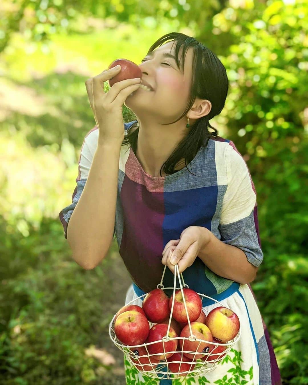 芳美リンさんのインスタグラム写真 - (芳美リンInstagram)「ニュージーランド産のりんご、﻿ 🍎ジャズりんご🍎﻿ ﻿ アニバーサリーキャンペーンに参加中😀﻿﻿ ﻿﻿ ジャズりんごが初めて日本に到着した 6 月28日は﻿ 🍎🍎ジャズりんごの日🍎🍎﻿﻿ ﻿﻿ 小ぶりで食べやすいサイズ♫﻿﻿ 爽やかな甘みと酸味のバランスが最高です。﻿﻿ ﻿ 皮ごと食べてok♫﻿ むしろ皮にも大事な栄養素が含まれています★﻿ ﻿﻿ ﻿﻿ たくさんいただいたので、家族やご近所さんにおすそ分けしました。﻿﻿ ﻿﻿ 母のピアノの先生が、﻿﻿ “去年もくれた美味しいやつだよね🍎”﻿﻿ って覚えててくれました♫﻿﻿ ﻿﻿ なんだか嬉しいなあ！😀﻿﻿ ﻿﻿ ちなみに、アカウント名の、﻿﻿ lynn.lynn5﻿﻿ ﻿﻿ のlynn5は、りんごから名付けました🍎﻿﻿ なんだかご縁を感じますね🍎🍎﻿﻿ ﻿﻿ とても美味しいので、ぜひ食べて見て下さいね。﻿﻿ いつかニュージランドも行ってみたいなあ♫﻿﻿ 大自然の中、アウトドアしたい！﻿﻿ ﻿﻿ @jazzapplejp﻿﻿ #さわやかりんご #ジャズりんご #jazzappleanniversary #jazzapple﻿﻿ #りんご#ハイキング#アウトドア女子#アウトドア﻿﻿ #アウトドア好きな人と繋がりたい ﻿﻿ #アウトドア好き #アウトドアライフ﻿﻿ ﻿﻿」6月3日 19時46分 - lynn.lynn5
