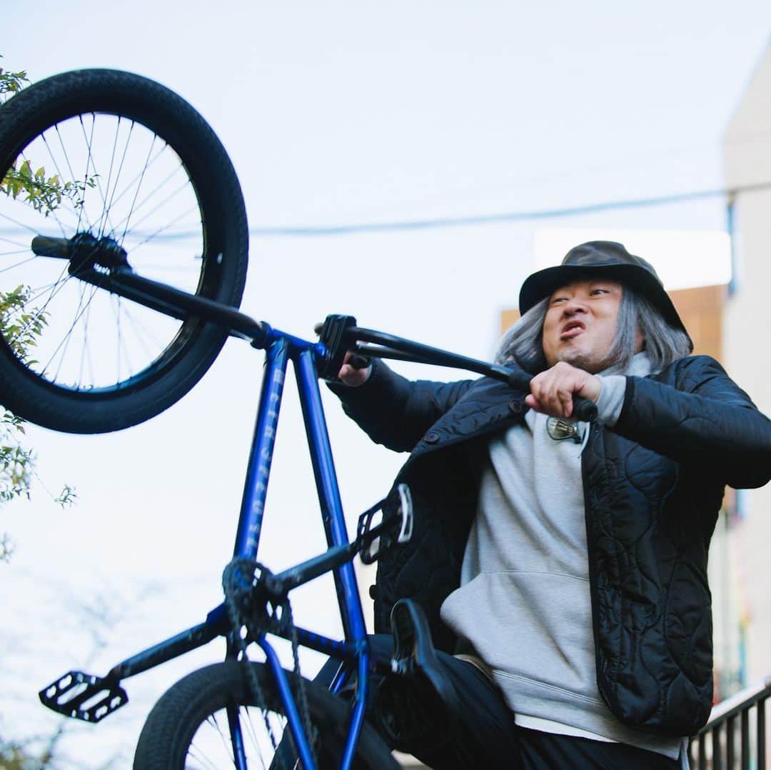クリエイターズ・ファイル公式（ロバート秋山）さんのインスタグラム写真 - (クリエイターズ・ファイル公式（ロバート秋山）Instagram)「・ 6月3日は世界自転車デー。 ・ ストリート・カルチャー・スーパーバイザーの鷲尾ケイゴ。 ・ 鷲尾が、競技用自転車のBMXの技を練習しているというのは有名な話。 ・ 若者から「原宿の兄」と呼ばれる鷲尾だが、自分では原宿の何だと感じていると語っているでしょう?! ・ 答えは明日の投稿の最後で! ※昨日のクイズの答え→「地下アイドル」 ・ #クリエイターズファイル #鷲尾ケイゴ #ストリート #原宿 #自転車 #bmx #技 #クリエイター #クリエイティブ #写真日記 #日記 #記念日 #ダイアリー #サプライズ #ザテレビジョン」6月3日 19時47分 - creatorsfile_officialgoods