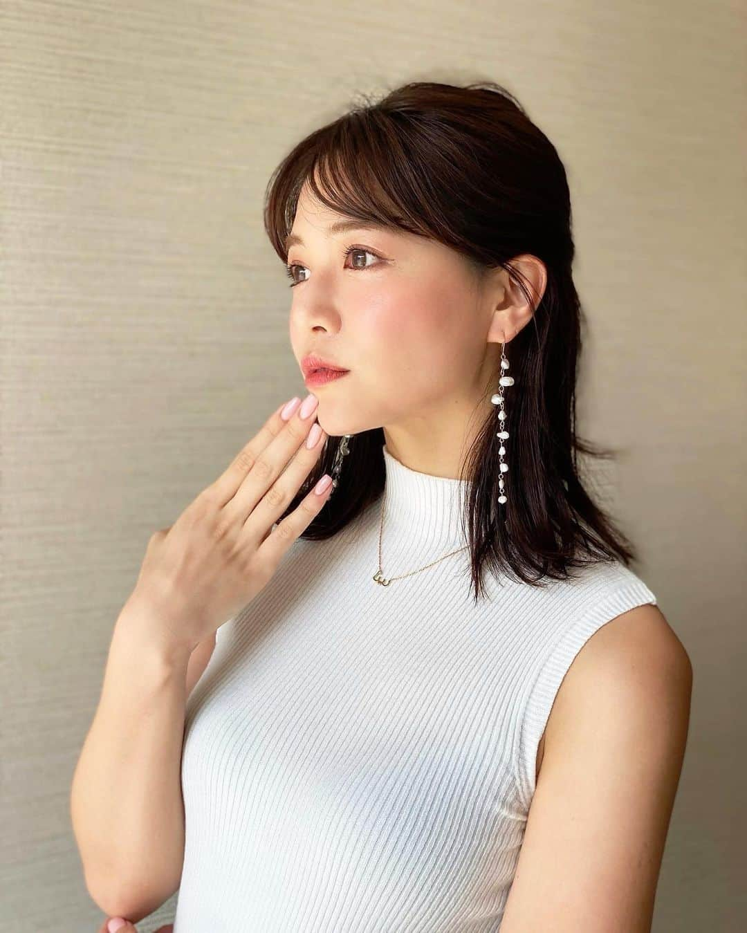 石井里奈さんのインスタグラム写真 - (石井里奈Instagram)「こんばんは🌙 . 今夜はビューティー投稿💕 @malvina.salon でハンド＆フットネイルへ💅💕 （ネイル見せたくて不思議なポーズ笑） . サンダルの機会も増えたのでフットネイルが映える😘❣️今回も全てお任せネイル💕ハンド @risa.malvina フット @anaanaanako の最強コンビ💕笑 いつも素敵なネイルお任せでありがとう🥺 . 今回ハンドは久々のスクエア型なの🙆‍♀️ . そしてこちらも月一通っている@une_fleur_eyebrow @une_fleur_eyelash でまゆげ＋まつげケアも👁💕 . 私が受けてるのは、美眉スタイリング・眉カラー・ラッシュアディクト・パリジェンヌラッシュ・鼻の角栓とり（笑） . 恵比寿・渋谷店どちらも通っていてどちらにも恐縮ながらサインがあるんだけど笑、最近フォロワーさんがサインの写真と一緒にいってきました💕って報告くれたりして🥺😭何人かインスタみてお店に来てくださってるみたいで本当に嬉しかったです😭✨✨ . 今夜紹介したサロンは本当におすすめでオープンからずーっと一途に通ってます🙆‍♀️❤️必ず期待以上な仕上がりで素敵な人ばかりの大好きなサロンなんだ🥰🥰 . tops... @micoameriofficial  earrings... @amelie_acc . 今日もお疲れ様でした✨ . #ネイル #春ネイル #シンプルネイル #ネイルデザイン #スクエアネイル #ワンカラーネイル #ワンカラー #ハンドネイル #フットネイル #アイブロウ #まつげパーマ #パリジェンヌラッシュ #nails #handnails #eyebrows #eyelash #アイラッシュ #美容 #行きつけサロン #美容サロン #ジェルネイル #tokyo #japanese #pink #モテネイル #モテ #渋谷 #shibuya #ミコアメリ #micoameri」6月3日 19時58分 - ri7tin1025