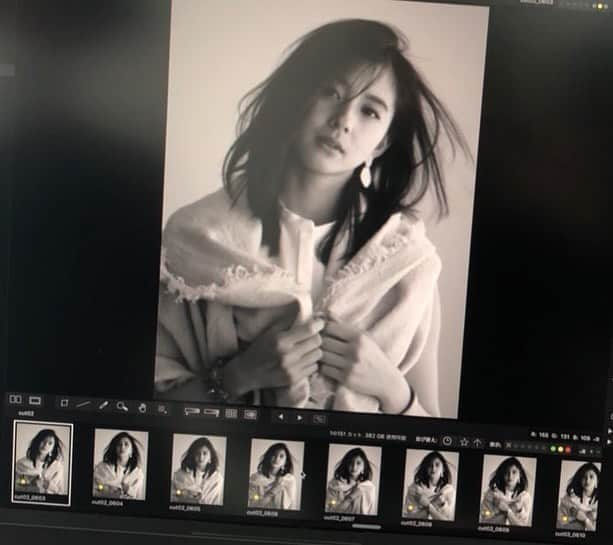 朝比奈彩さんのインスタグラム写真 - (朝比奈彩Instagram)「. . 皆さんoggiはもう持っていますか？＾＾ 発売してから買いました。という声を頂き、 嬉しい限りです！☻ . なので今回は特別！！笑💕 オフショットも紹介します＾＾ . 中ページにも 表紙候補のカットや私の最近に私生活や 気になっているアイテムなども 紹介していますので、 ぜひ見てくださいね！♡ . . #oggi #ootd #outfit #fashion #make #makeup」6月3日 19時52分 - asahina_aya