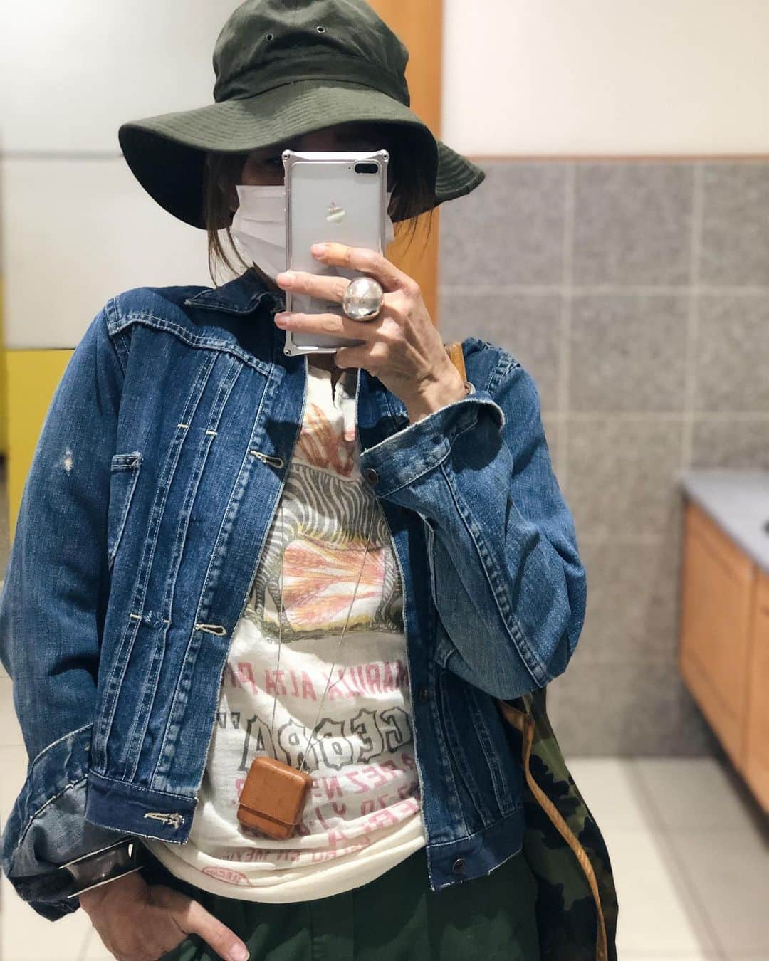 のインスタグラム：「暑かった..... 明日から給食再開 もうお昼ご飯どうしようって悩まなくていいのね！ 全国のママさん達おつかれさま🙌🏼 大丈夫なのかなぁって戸惑いながらも摺り足で前に進む感じはまだ続くけど💦  #swellvtg #mecha」
