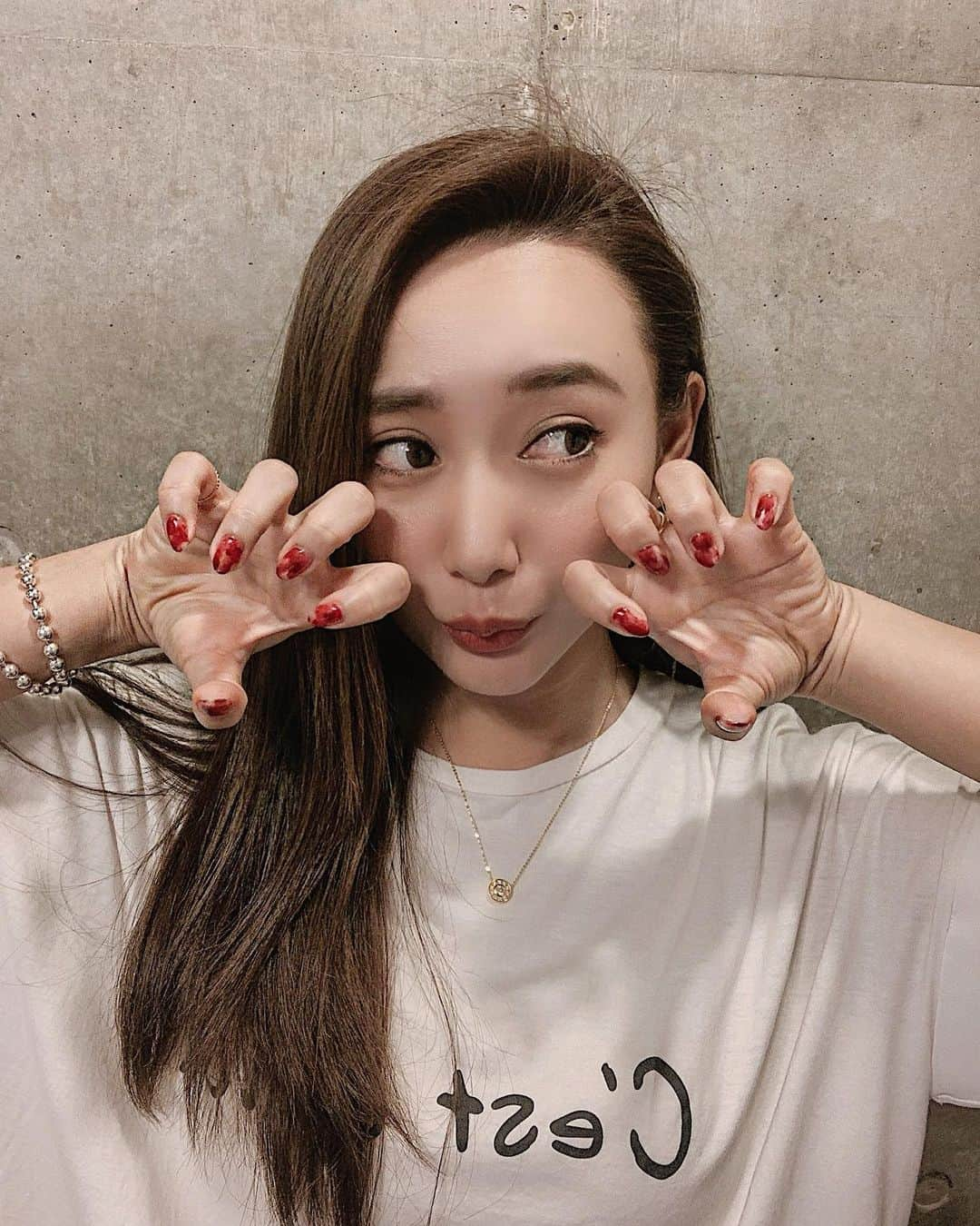 李 雨瀟さんのインスタグラム写真 - (李 雨瀟Instagram)「new nail💅 まだまだ赤にハマり中。 ピンクとクリアを少し混ぜてマーブルにしてもらったよ〜☺️❤️ @malvina.salon . . .  #nail #naildesign #malvina #malvinasalon #spring  #springnail #naildesign #ネイル #ネイルデザイン  #赤ネイル #春ネイル #マルヴィナネイル  #ネイルサロン #麻布十番 #センスいい #マーブル」6月3日 19時54分 - yuisho_ri