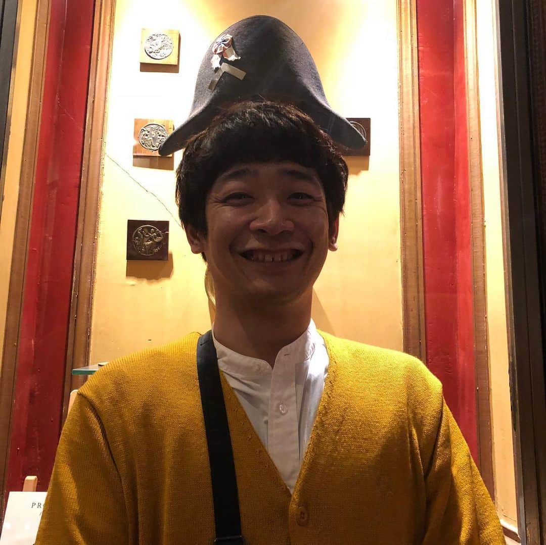 鰻和弘さんのインスタグラム写真 - (鰻和弘Instagram)「【フランス1人旅⑤】  たまたま入ったカフェ。  お会計を済まし、帰ろうとしたところ、気になる帽子がありました。  コーディネーターさんに、これなんすか？何て書いてるんですか？と聞いたところ  衝撃。  #ナポレオンの帽子 #昔店に来て忘れていった帽子らしい #嘘でしょ #ナポレオン何人かで来てるやろ #行きこんな帽子被ってて、帰りなかったら誰か気づかん？ #ナポレオンやで #何百年も前の人やろ #帽子キレイない？ #日本やったら #ふらっと寄った喫茶店に徳川家康が忘れていった巾着袋あるようなもん #一応被ったみたいにして撮る #だいぶ疑ってます」6月3日 20時08分 - unaginigaoe