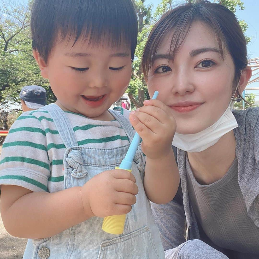 仲嶺梨子さんのインスタグラム写真 - (仲嶺梨子Instagram)「. 今日は暑かったですねー☀️ . 子供達はお昼寝をせずだった為 20時前に就寝…😂👏 えっと、どーしようかな。 私が好きなテレビ見てもいいのかな。笑 .  最近は２人を怒ることが増えてきて 寝たあとに自己嫌悪に陥ることが よくありました。 わかってる、わかってるけど😣 寝顔を見て反省の日々でしたが 今日は寝るまでたくさん話して遊んで だめなことはなぜ良くないかを 怒るのではなく説明する。 寝る前は今日も大好きだよ。と伝えることができました。 当たり前のことだけど、少し自分を褒めてあげたい。 . 今日も一日皆さんもお疲れ様でした😊👏 . #子育て#悩み#自己嫌悪#2歳#3歳#２人育児#ママ」6月3日 20時00分 - rikonakamine