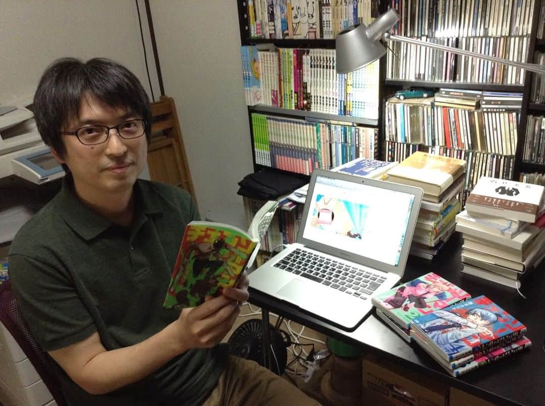 ブルータスさんのインスタグラム写真 - (ブルータスInstagram)「【マンガ特集★発売中】 ギャグ漫画家・#榎本俊二 さんの#好きで好きで好きでたまらないマンガ は『#チェンソーマン 』(#藤本タツキ /集英社)。 主人公のデンジがチェンソーの化身となってデビルハントするホラーアクション。 「ストーリー、キャラクター、描写、構図、ロケーションなど、マンガ表現のどの一部分を切り取っても秀でている。新時代のアクションが現れたなと思いますね」とその魅力について語ってくれました。 #BRUTUS #マンガが好きで好きで好きでたまらない #マンガ #comics」6月3日 20時00分 - brutusmag