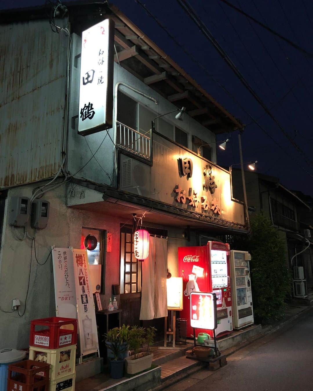 職人.comさんのインスタグラム写真 - (職人.comInstagram)「徒歩数分の名店、田鶴さんにやってきました。のんびり飲んでいます。外食は気分転換に最高ですね。良いアイデアが浮かんだりします。 @shokunincom  #職人ドットコム #日本 #京都 #京都市 #京都旅行 #京都巡り #京都観光 #手仕事 #暮らしの道具 #暮らしを楽しむ #モノづくり #ものづくり #工芸品 #民芸 #民藝 #民芸品 #手工芸 #豊かな食卓 #キッチングラム #手作りのある暮らし #器のある暮らし #焼き物 #日本🇯🇵 #今出川田鶴 #田鶴今出川 #京都居酒屋 #京都酒場 #酒場京都 #酒場今出川 #お好み焼き屋」6月3日 20時00分 - shokunincom