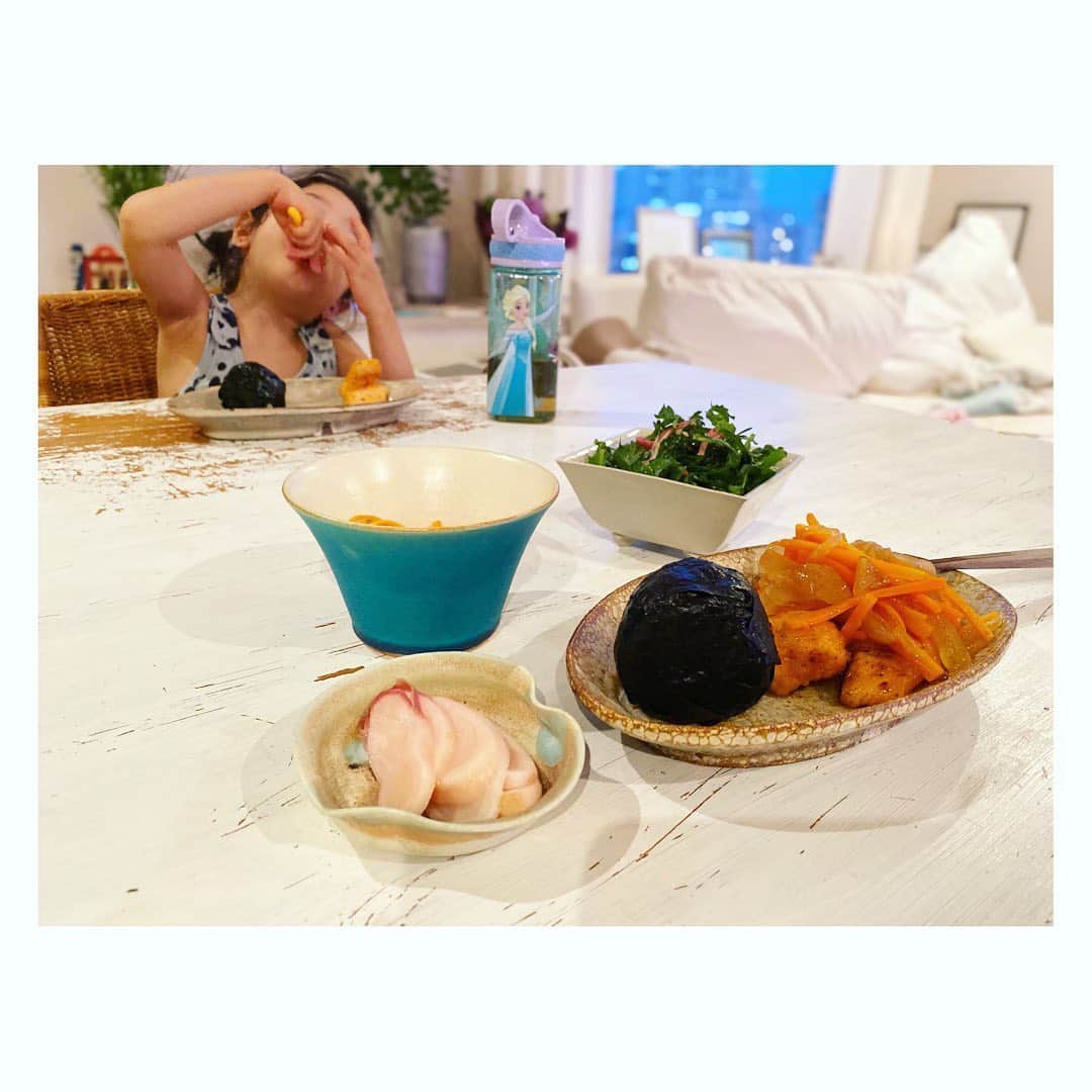 廣瀬規子さんのインスタグラム写真 - (廣瀬規子Instagram)「なんだかんだで、親子2人の日は（いや、そうでなくとも😅） 簡単ご飯。 ・ 今夜は美味しそうな生鮭が手に入ったので、生鮭の南蛮漬けにしました。 ・ 比較的すっぱいのOKなお嬢も、いつもペロリ😋 ・ 昨日漬けた新生姜の甘酢漬けも 暑くて食欲がなかなか、、なんて日の強い味方😊 ・ お陰でついつい食べすぎ注意、、🙈 ・ その他は昨日の残り物😆 だけど美味しく頂きました🙏 ・ ドリンクは、昨日ライブでもご紹介した　@vegetare.official の ナイアガラスパークリング🍷✨ ・ 長野県産ナイアガラ葡萄100%で作られたノンアルコールのスパークリング。 妊娠中の方や、お酒が飲めない方へのプレゼントにもオススメ〜✨ ちょっと酔った気になれるしw、むちゃ美味しいです❣️ ・ ・ #生鮭の南蛮漬け #簡単夜ご飯 #ベジターレ #ナイアガラスパークリング #ノンアルコールスパークリング」6月3日 20時01分 - noriko_style