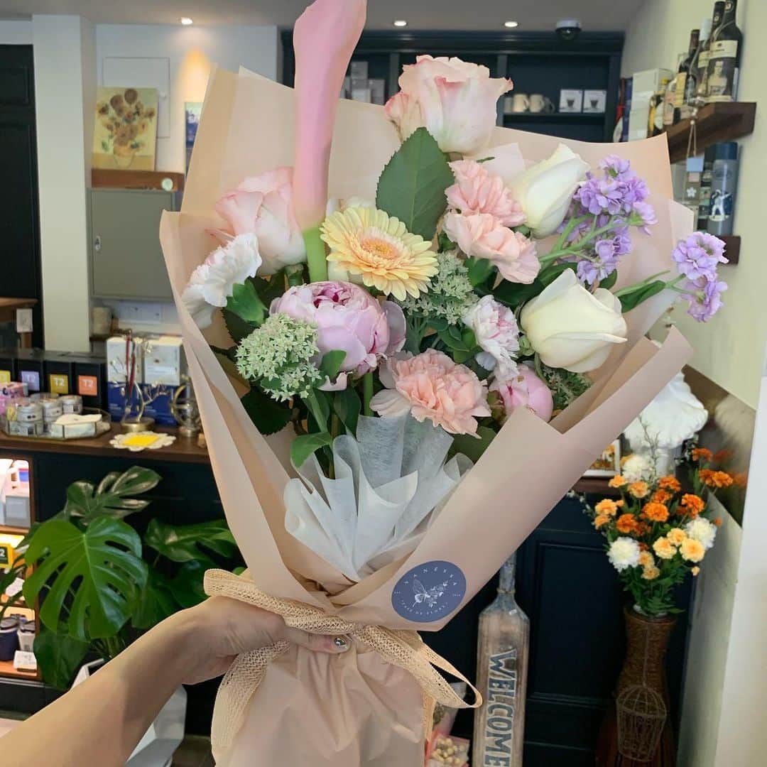 ミンヒ のインスタグラム：「가장 빛나는 보석이 된 우리 천사 보리🐶💎 언니 꿈에 많이 찾아와줘...알겠지? 너무 많이 사랑해 내 동생❤️」
