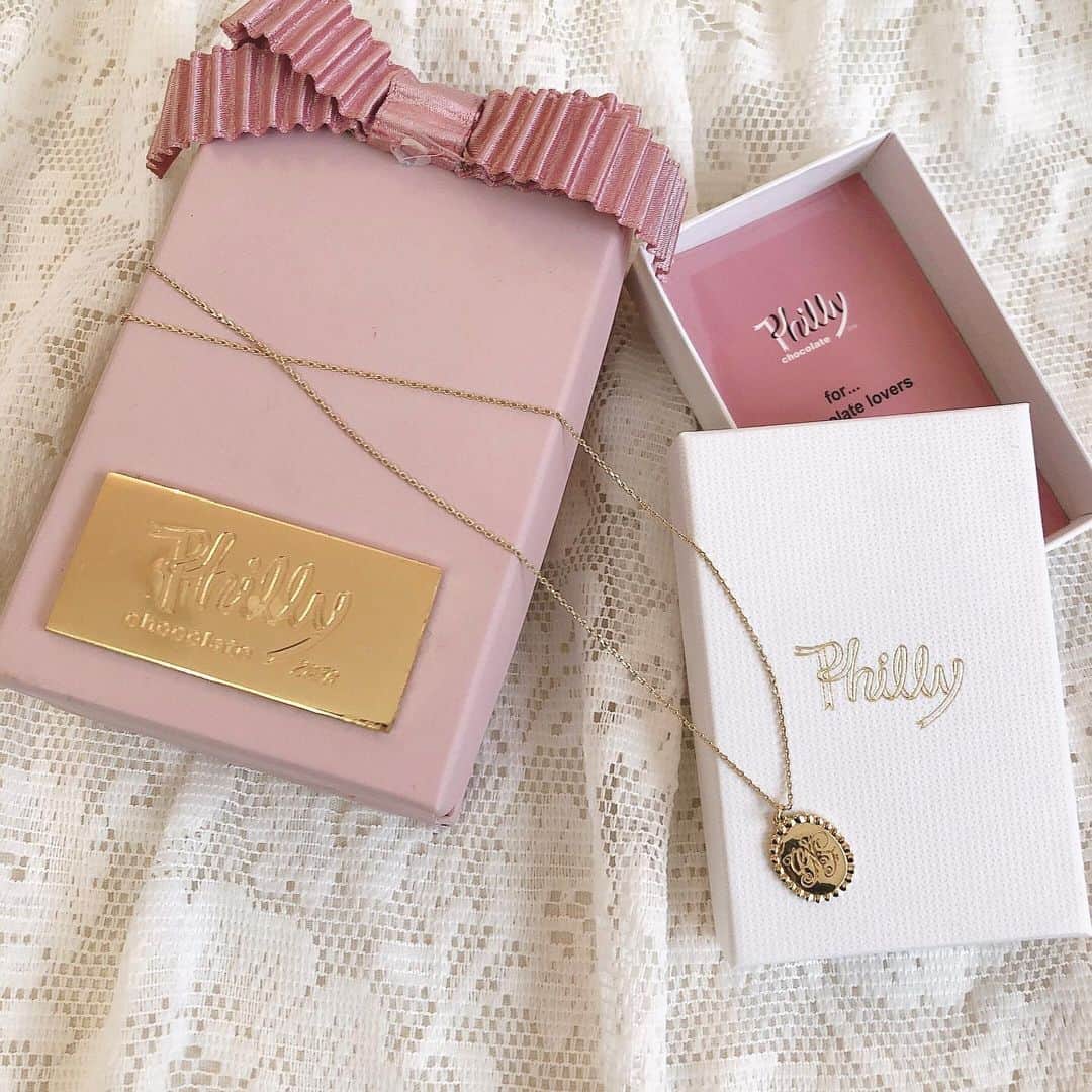 のインスタグラム：「いつも仲良くさせていただいてる @hiroko__shimazoe さんから頂いたPhilly chocolateのネックレス❤︎ 「will never forget(決して忘れない)」 という素敵な言葉の頭文字が刻印されていて、とても大切なお守りです☺️ #phillychocolate #アクセサリー #ゴールドアクセサリー #ネックレス」
