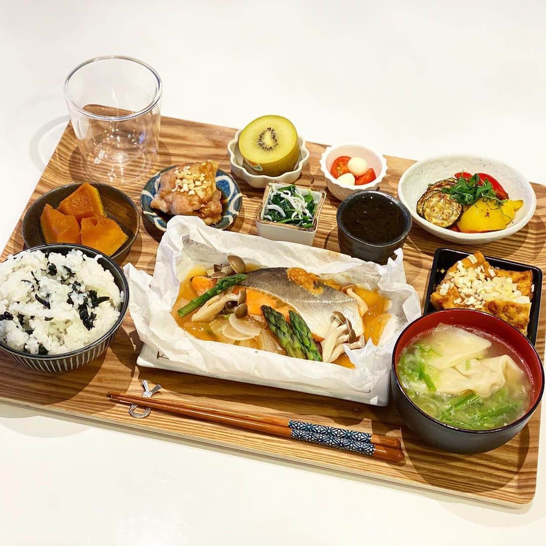 姫野れみのインスタグラム：「#石毛家の食卓 👨🏿‍🍳♡ 夏野菜が出てきたので揚げ浸しにしたかったのですが ヘルシーに焼き浸しで！十分美味しく食べられました♡ レモンをたっぷり絞ってあるところに漬けてるので 味が染みててもサッパリ食べられておすすめです♩♩  🐟#鮭とアスパラのちゃんちゃん焼き 🐓#油淋鶏 🌶#ズッキーニとパプリカの焼き浸し 🥬#しらすとほうれん草のおひたし 🎃#かぼちゃの煮付け 🥕#五目厚揚げ焼き 🌊#もずく酢 🍅#カプレーゼ 🍚#わかめご飯 🍲#ワンタンとほうれん草のスープ 🥝#ゴールドキウイ  #アスリートフードマイスター #料理 #和食 #夕食 #アスリート飯 #夕飯 #夜ご飯 #晩ごはん #夜ご飯 #夕ごはん #夜ごはん #和食ごはん #手作り料理 #手作りごはん #おうちごはん #レシピ #dinner #food #cooking」