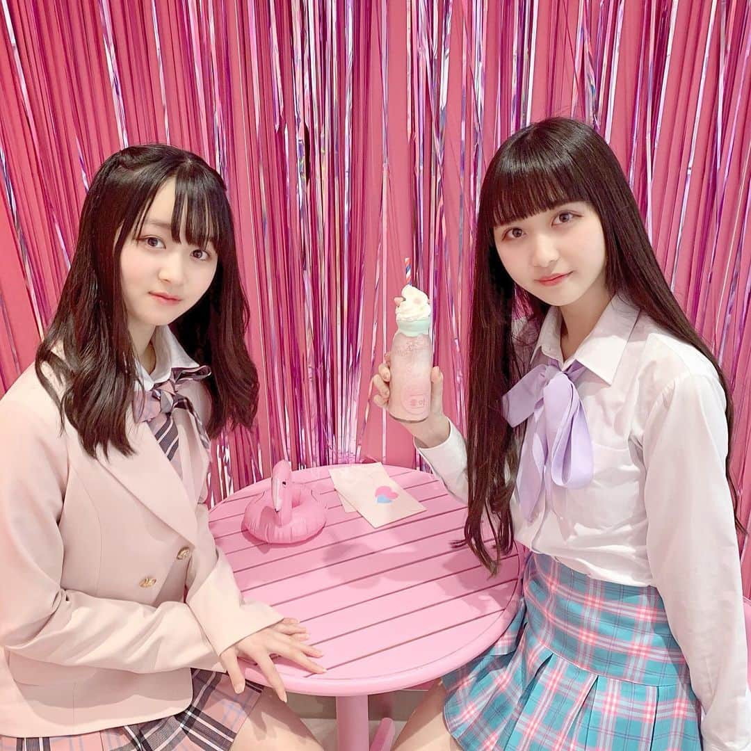 高木波夏のインスタグラム：「ALTA3階のスペースにもめちゃくちゃかわいいフォトスポットがあります！💗 . 超可愛いドリンクもあって、ほんとにいるだけで楽しいの☁️ ドリンクは味も美味しいし、冷たいドリンクだから夏にぴったりです ♡ . ピンクでキラキラで好みすぎるの、、、💕 . . . #CHOA #チョア #韓国 #韓国制服 #韓国制服レンタル #制服 #制服レンタル #原宿 #原宿ALTA #原宿カフェ #表参道カフェ #都内カフェ #竹下通り #インスタ映え #ピンク #pink #かわいい」