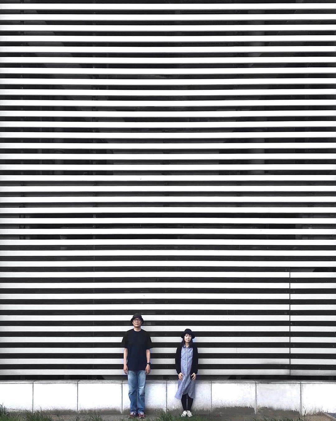 maco_kirahviのインスタグラム：「striped wall 🦓 ・ ・ ・ #ザ壁部 #peoplewalkingpastwalls  #たいにーぴーぽー (大きめ) ・ ・ OSAKA , 2018」