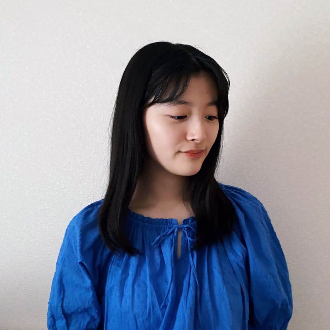 川床明日香さんのインスタグラム写真 - (川床明日香Instagram)「学校が始まって、バタバターーとしています。﻿ この休校期間中、前髪を伸ばしていたのですが、微妙な長さに我慢できず、切ってしまいました✂️﻿ ﻿ ということで、ここに前髪伸ばしたよ記念の写真を‼︎﻿ ﻿ センターパートにしてみました✌️﻿ ﻿」6月3日 20時25分 - asuka_tokotoko
