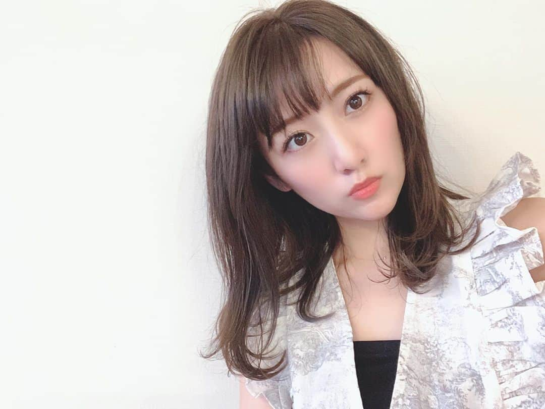 高橋みなみさんのインスタグラム写真 - (高橋みなみInstagram)「Abbey2へ✨ 切ろうか悩んだ結果そんなに長さは変えず、カラーを少し暗くしてもらいました😊 美容院ってテンション上がるなー🥺 しんぺいさんありがとうございました！  #abbey2 #hairstyle  #haircolor  #haircut  #happy #thankyou」6月3日 20時24分 - taka37_chan