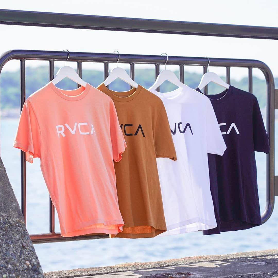 RVCA Japanさんのインスタグラム写真 - (RVCA JapanInstagram)「"BIG RVCA TEE" || オーバーシルエットのRVCAロゴTEE。どんなコーディネートにも取り入れられるシンプルなデザインで、リラックスして着こなせるゆったりフォルムの1枚 || #RVCA #rvcajapan」6月3日 20時20分 - rvcajapan