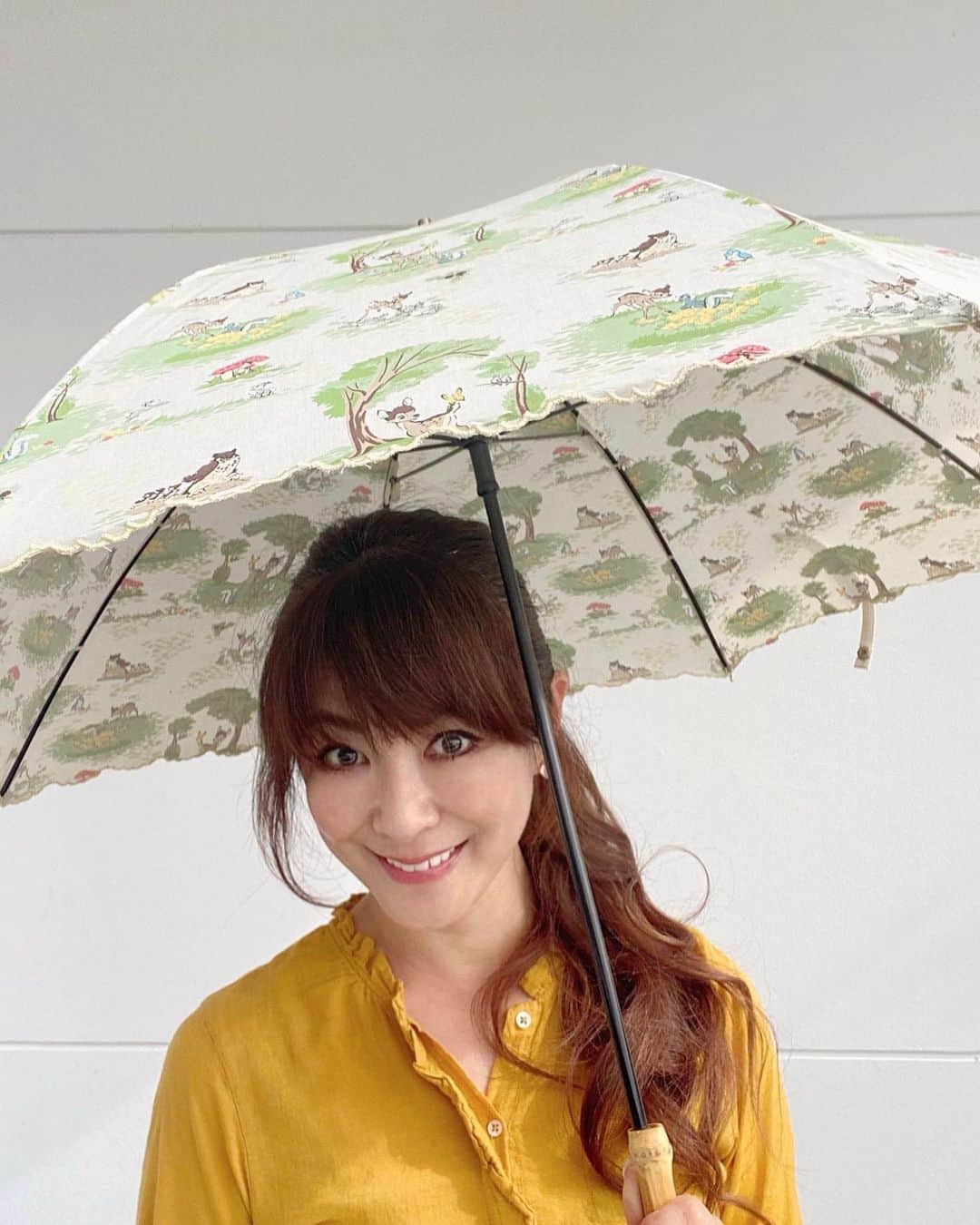 山田佳子さんのインスタグラム写真 - (山田佳子Instagram)「ここ最近、急に夏日のように暑くて…💦　日中、太陽の下を歩く時は日傘が大活躍！🥰﻿ ﻿ #毎日﻿ #暑い﻿ #紫外線対策 #忘れずに #外出 #日傘﻿ #大活躍」6月3日 20時20分 - yoshiko117