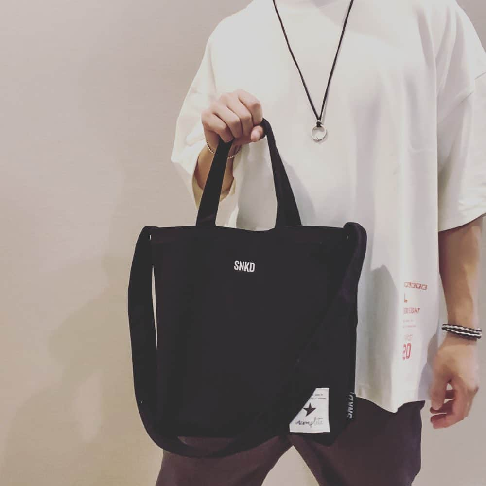 れいたさんのインスタグラム写真 - (れいたInstagram)「CANVAS SHOULDER BAG / BK 説明は前回アップしたアイボリーを参考にしてください😎 元々ブラックで作ってたんだけど、アイボリーも欲しくなって、どうせなら少しデザイン変えようと思い、この2タイプになりました。 #reita #snakedlows #totebag」6月3日 20時23分 - reita_the_gazette_