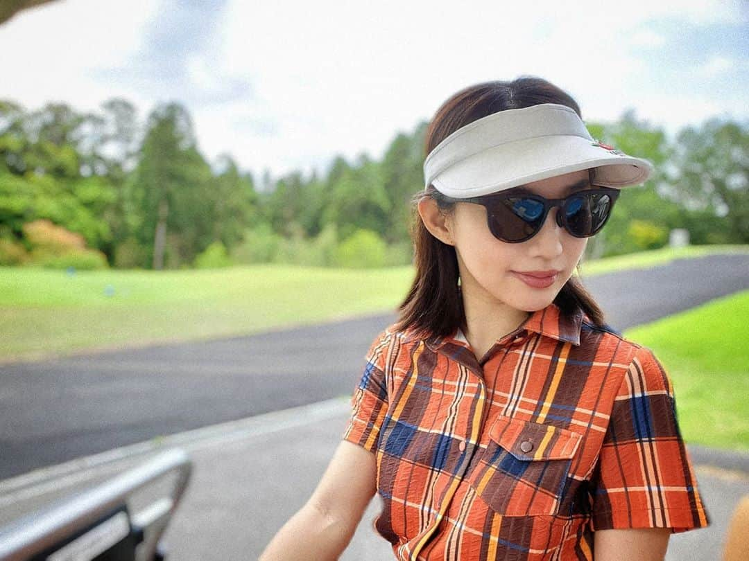 保坂玲奈さんのインスタグラム写真 - (保坂玲奈Instagram)「____#GOLF #eyewear . . おにゅーのサングラス😎 . 馴染みが良くて普段も使えるデザイン💞 マットなべっ甲が可愛い! . Eyevolは軽くてズレなくて ゴルフの時の必需品😘 . . . #Eyevollife2020キャンペーン  #Eyevol#サングラス#ゴルフ女子#ゴルフ初心者#ゴルフウェア#ゴルフコーデ」6月3日 20時30分 - __renao_0707