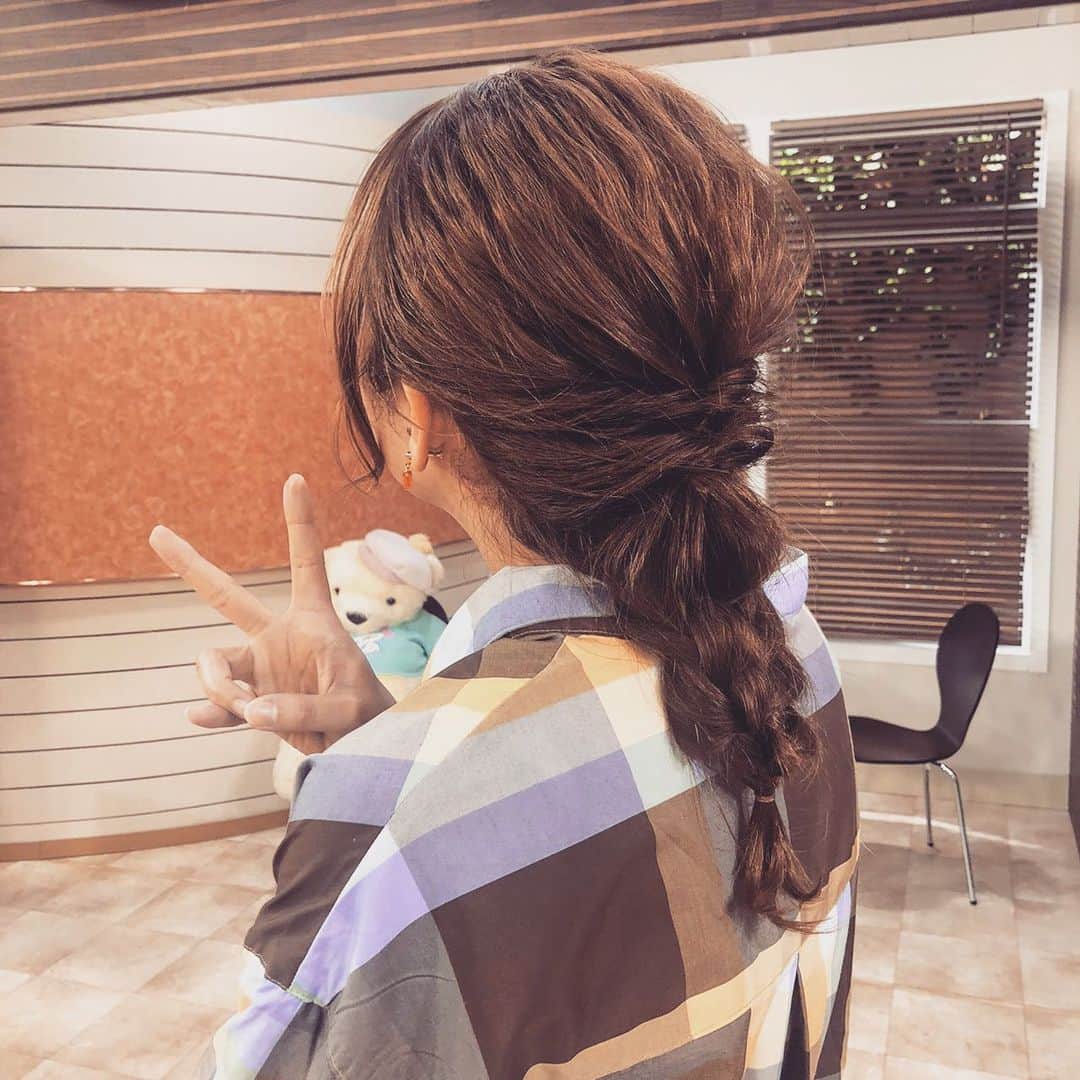 若林翔子のインスタグラム：「. . ブレイク♡ ロングになるとこーんなヘアセットもしてもらえるように…🥰 嬉しいなぁ😍 . 相方ナカチャンもオデコ出しのヘアセットでグッと大人っぽくなっております😚(しれっと映り込んでた笑) . . #ミヤギテレビ　#ちょっとブレイクタイム　#中西アナ　#若林翔子 #ヘアセット　#ヘアメイク」