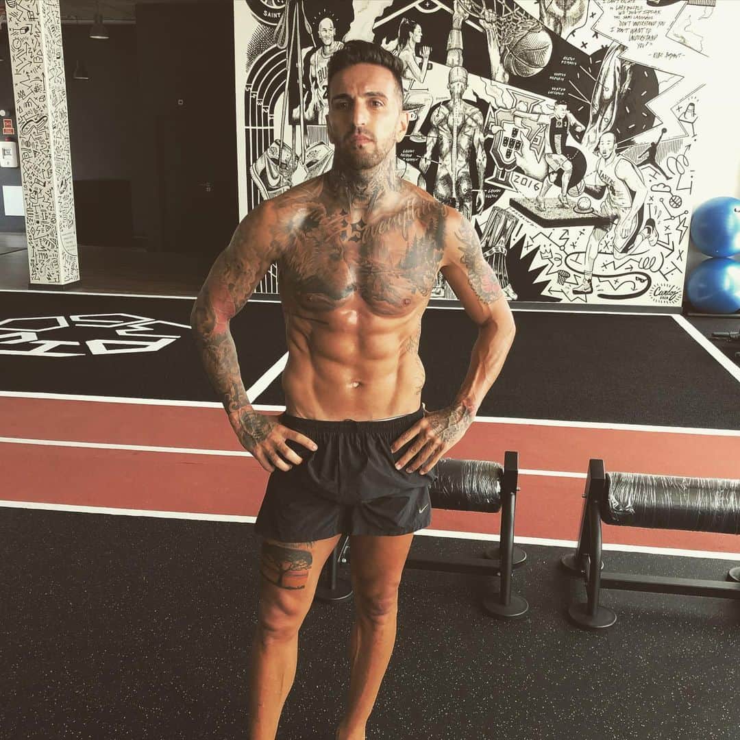 ミゲル・ロペスのインスタグラム：「Acordo de manhã e vou lutar para ser melhor ! O que vocês veem neste espelho é um homem que tem a coragem e a ousadia de ser diferente , tudo o que conquistei e tudo o que sou hoje fui eu que trabalhei para ter ! Sinto orgulho em mim, ninguém me poderá apontar ☝🏻. Apesar dos nossos defeitos, precisamos enxergar que somos pérolas únicas no teatro da vida e entender que não existem pessoas de sucesso ou pessoas fracassadas. O que existe são pessoas que lutam pelos seus sonhos ou desistem deles. #neverquit #nuncadesistamdosvossossonhos #amorpropriosempre #pazeamor ❤️🙏🏻」