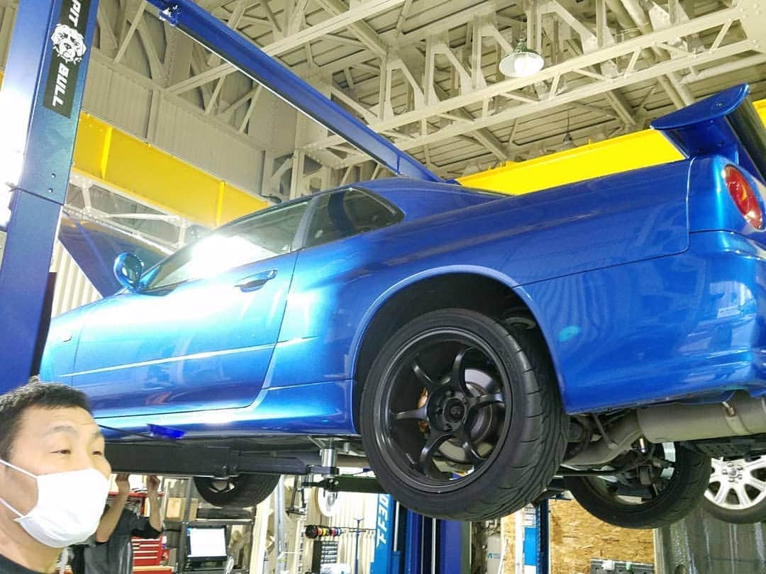 金原弘光のインスタグラム：「オイル交換⤴ 最近あんまり車に乗れないけど、メンテナンスはしっかりしないとね👍 #bnr34  #オイル交換  #car smart labo」