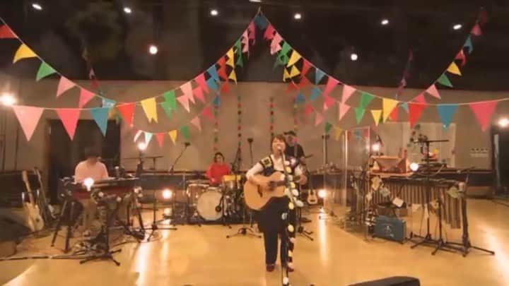 関取花のインスタグラム：「先日の配信ライブ #家で五線譜 から「はつ恋」を少しだけ🌼  ライブver.にアレンジをしている曲もあったりするので、そこらへんも是非注目してご覧ください！  ライブのアーカイブは6/7 23:59まで！@dosukoi87 のプロフィールリンクから飛べるよ🔗」