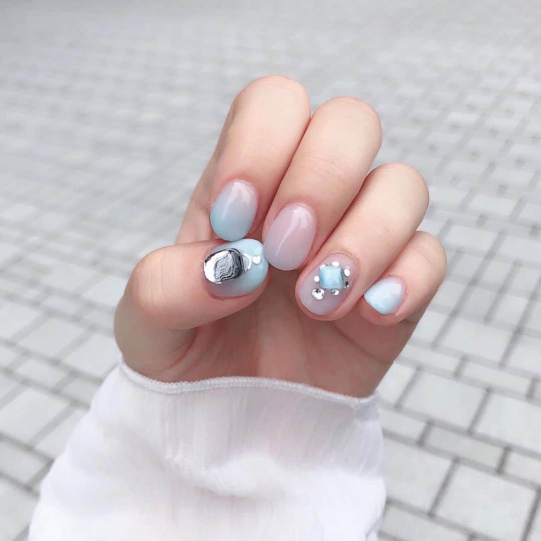 伊藤小春のインスタグラム：「・﻿ ぷるぷるした感じのネイル🍮﻿ ﻿ そろそろ梅雨だし水色にしてもらいました！﻿ 普段はピンクにしがちだけど、たまには良いねっ﻿ ﻿ ﻿ #梅雨ネイル　#ちゅるんネイル　﻿ #ジェルネイル　#ジェルネイルデザイン」