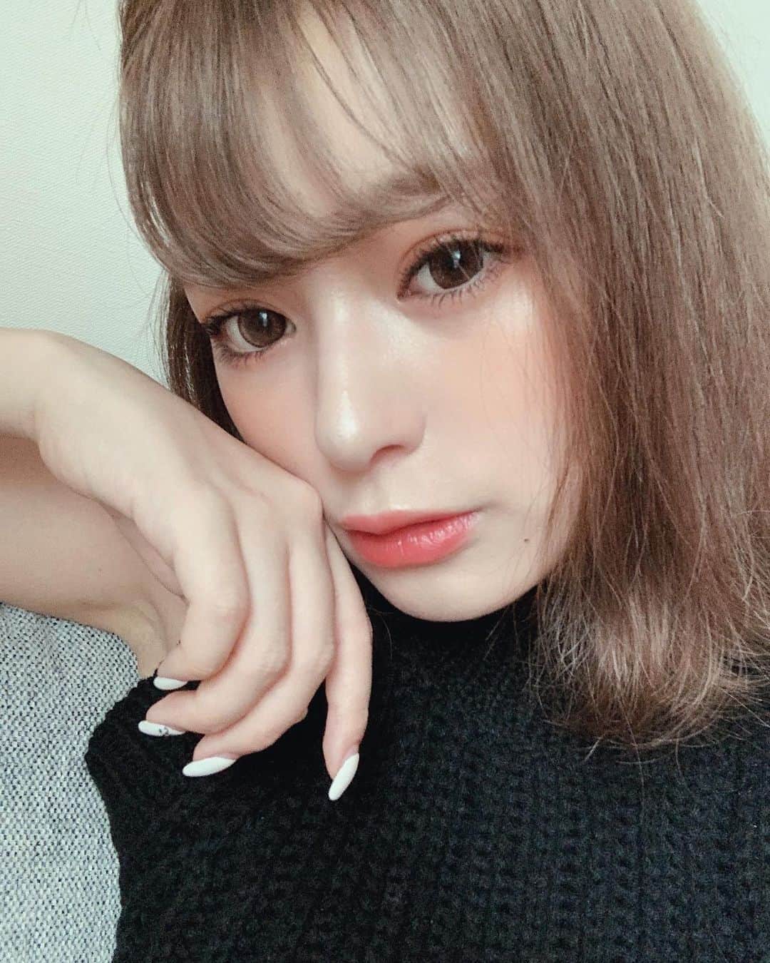 のインスタグラム：「昨日の #selfie 🐱🖤 いつものカラコンまだ届いてなくて今はカラーズつけてる👀" これもいい感じだよね😚🙌🏼 安定の @hotel_lovers.official で頼んでるよ!! 送料無料だし発送早いから高校生からずっと変わらずここです👌🏼" カラコンの詳細このあとストーリー載せて、 ハイライトまとめておきます😌🤩👌🏼" #l4l#l4like」