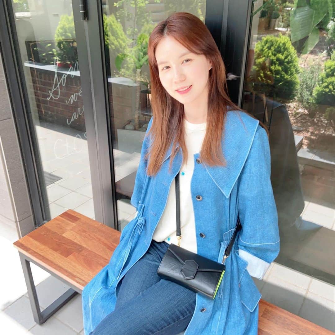 パク・シウンのインスタグラム：「랜선바자회때 제가 착용했던 흰색미니백 브랜드문의를 정말많이해주셨는데 그가방은 이제 품절이라네요~🙈😭 대신 타마백에서 감사한마음에 사진속에 제가 착용한백을 인스타 다이렉트메세지로 주문하시는20분께만 시크릿가격으로 주신다고하니 타마인스타에 방문하셔서 득템해가세요~🤗💕 - @thavma_official  #타마백 #베니백 #벨트백 #시크릿세일 💝」