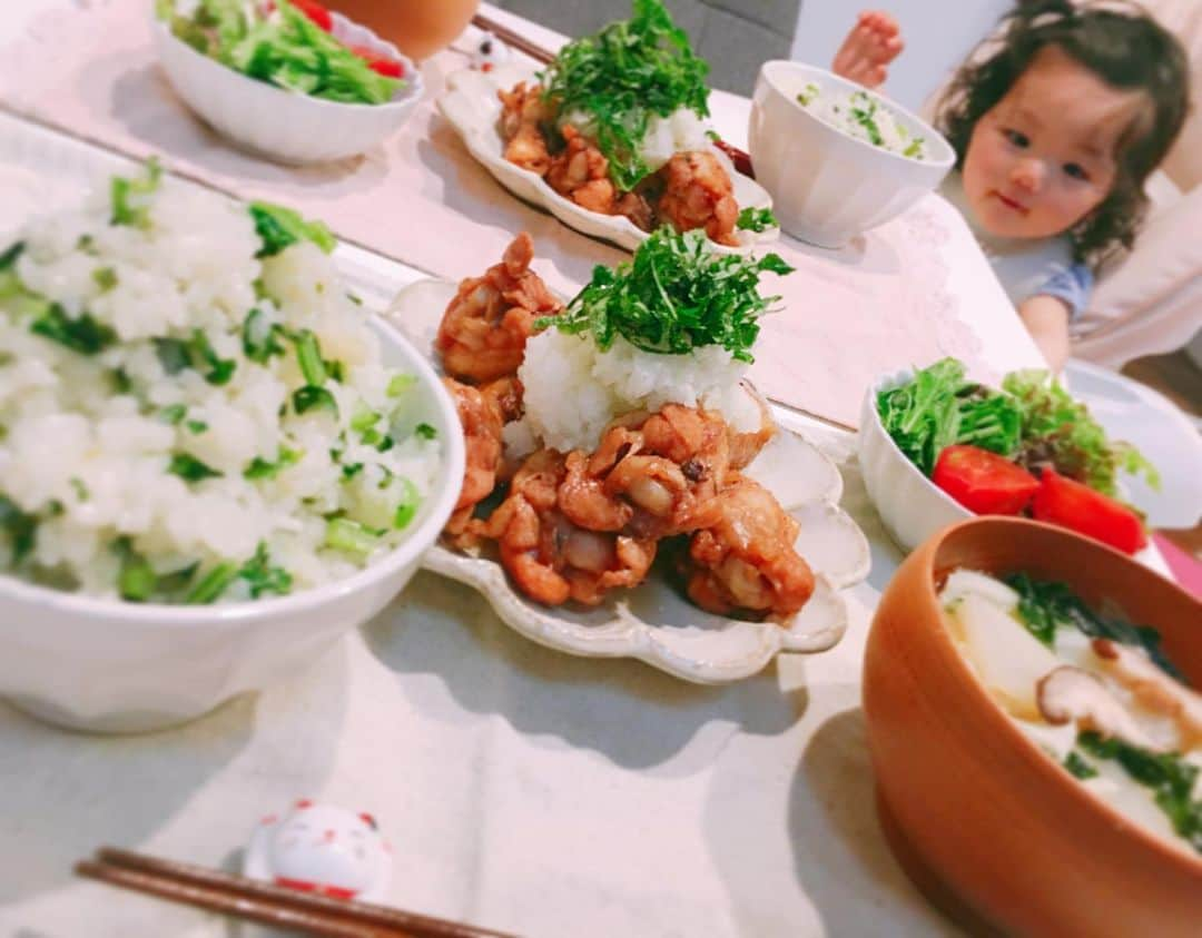 杉岡沙絵子さんのインスタグラム写真 - (杉岡沙絵子Instagram)「今日の夕飯🍴 ・ ✔︎鶏のさっぱり煮〜大根おろし、大葉を盛って〜 ✔︎菜飯 ✔︎サラダ ✔︎大根きのこワカメ味噌汁 ・ ・ #たこ焼きも写っています#大人のごはんに手を伸ばす瞬間#あなたはもう離乳食食べましたよ#食欲旺盛ベビー#さすがフランカーの娘 #アスリート飯#アスリートごはん#ラグビーごはん#おうちごはん#ふたりごはん#クッキングラム#献立#ラガーマン旦那#ラガーマンの嫁#rugby#ラグビー#管理栄養士#アスリートフードマイスター#アスリートフードマイスター2級#離乳食幼児食コーディネーター#幼児食アドバイザー#フリーアナウンサー」6月3日 20時57分 - saeko_sugioka