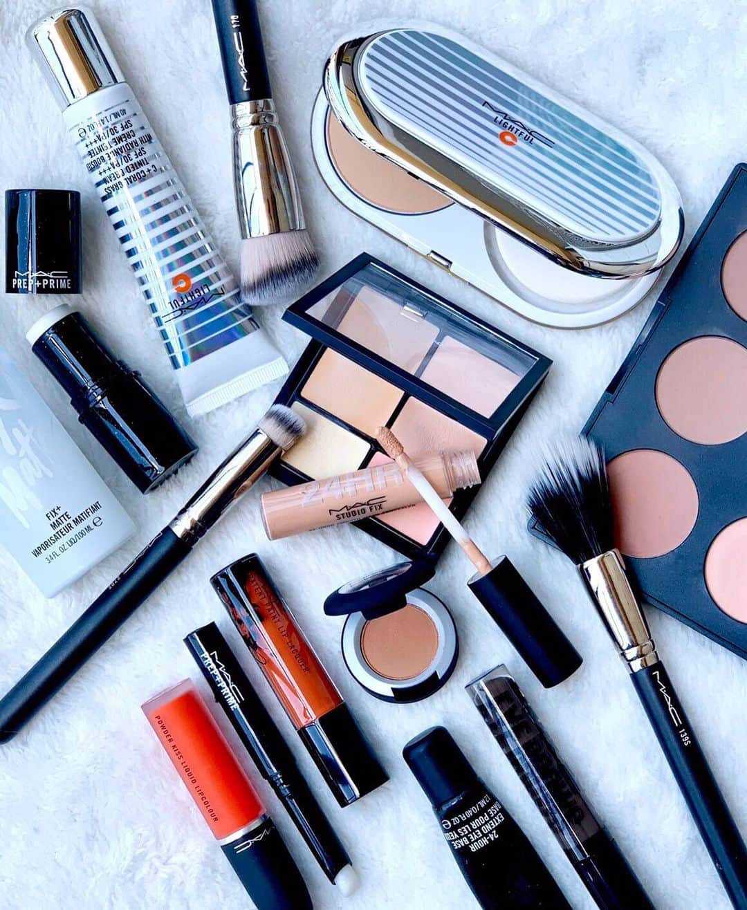 M∙A∙C Cosmetics Japanのインスタグラム：「本日の『ユニセックスに使える崩れにくいパーフェクトスキン』の#MACインスタライブ で使用した製品はこちらです👇 with @kondoyohdi  @rumikoikedaharrismakeup  ㅤ 【使用製品】 〈ベースメイク〉 ☑M·A·C プレップ プライム ポア リファイナー スティック →部分用下地 ☑ライトフル C+ ティンティッド クリーム SPF 30 →色付き下地 ☑# 170 シンセティック ラウンド スラント ブラシ →下地ブラシ ☑スタジオ フィックス コンシール アンド コレクト パレット →6色パレットコンシーラー ☑スタジオ フィックス スムース ウェア コンシーラー →チップタイプコンシーラー ☑# 270S ミニ ラウンド スラント ブラシ →コンシーラーブラシ ☑ライトフル C+ SPF 30 ファンデーション →パウダー ☑# 139S デュオ ファイバー テーパード フェイス ブラシ →パウダーブラシ ☑スタジオ フィックス スカルプト & シェイプ コントアー パレット →コントアー、ハイライトパレット ☑# 139S デュオ ファイバー テーパード フェイス ブラシ →コントアーブラシ ㅤ 〈アイブロウ〉 ☑アイブロウ ビッグ ブースト ファイバー ジェル →眉マスカラ ㅤ 〈アイメイク〉 ☑M∙A∙C プレップ プライム 24 アワー エクステンド アイ ベース →アイシャドウ下地 ☑パウダー キス アイシャドウ ワット クラウト！ →アイシャドウ ☑# 240S ラージ テーパード ブレンディング ブラシ →アイシャドウブラシ ㅤ 〈リップ〉 ☑M∙A∙C プレップ プライム リップ →リップ下地 ☑パウダー キス リキッド リップカラー　リゾート シーズン →マットオレンジリップ ☑パテント ペイント リップ ラッカー　ペインテッド デザート →ツヤオレンジリップ ㅤ 〈フィックスミスト〉 ☑M∙A∙C プレップ プライム フィックス+ →ノーマルタイプ ☑M∙A∙C プレップ プライム フィックス＋ マット →サラサラタイプ ㅤ ㅤ ご視聴いただいた皆さま、有難うございました✨ まだの方はIGTVからぜひご覧くださいませ。 ㅤ ㅤ 【公式オンラインショップ限定特典】 ☑︎初回ご購入のお客様へ10% OFFクーポンをプレゼント（クーポンコードwelcome） ㅤ #MACCosmeticsJapan #MACコスメ #マックコスメ #MACCosmetics #コスメ #メイク #ユニセックス #ジェンダーレス #ジェンダーレスメイク #メンズメイク #崩れにくい #メイクレクチャー #インスタライブ #instagramlive #こんどうようぢ さん」