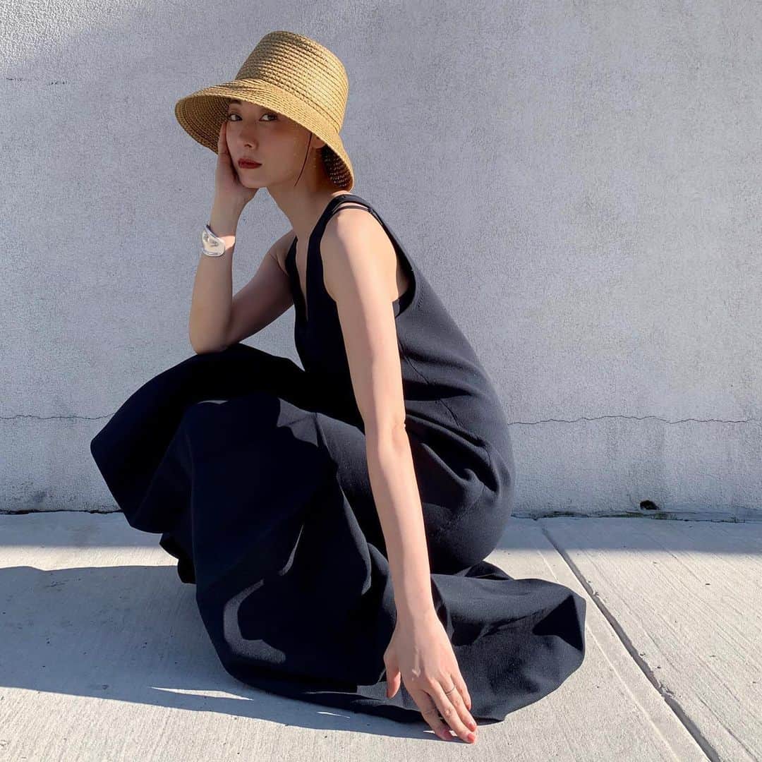 大塚良子のインスタグラム：「@ericjavits の帽子はUPF50+で 形の良い物が多いのでこの時期重宝。 珍しくバケットハットを買ってみました。  Dress... @tibi  Hat... @ericjavits」